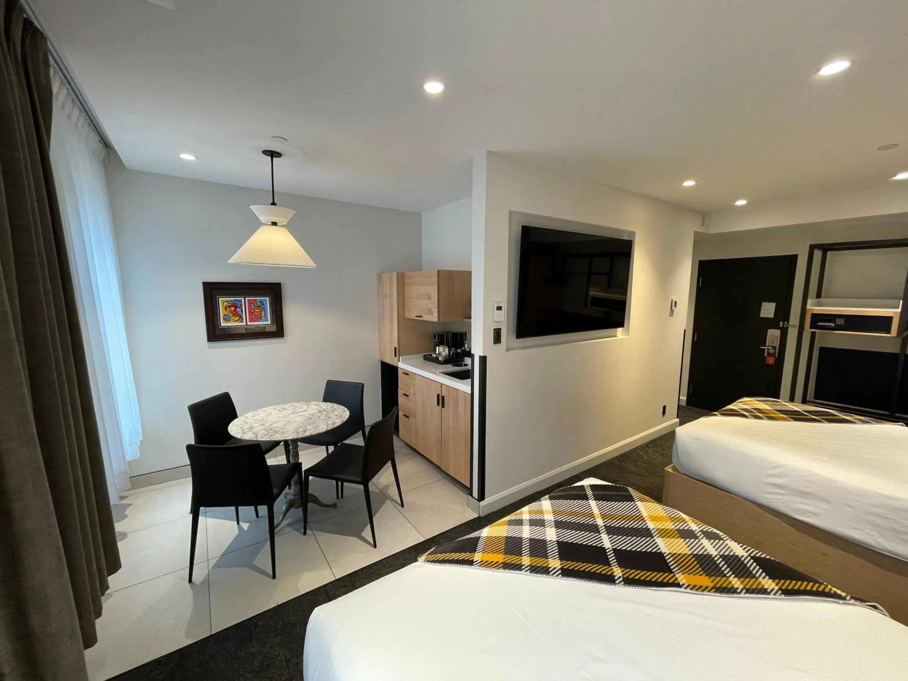 Kitchen or kitchenette, Bed in Hotel du Vieux Quebec