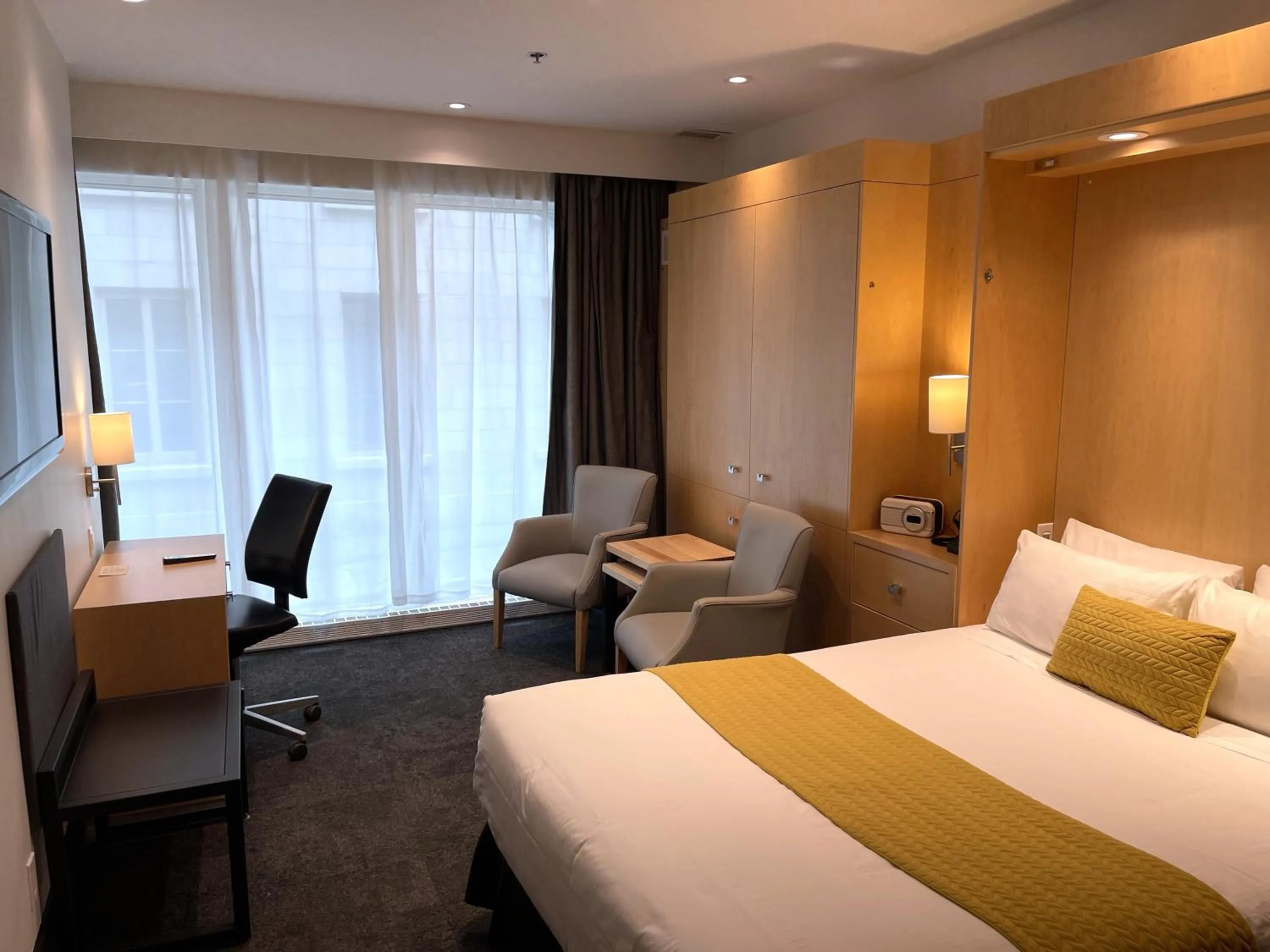 Bed in Hotel du Vieux Quebec