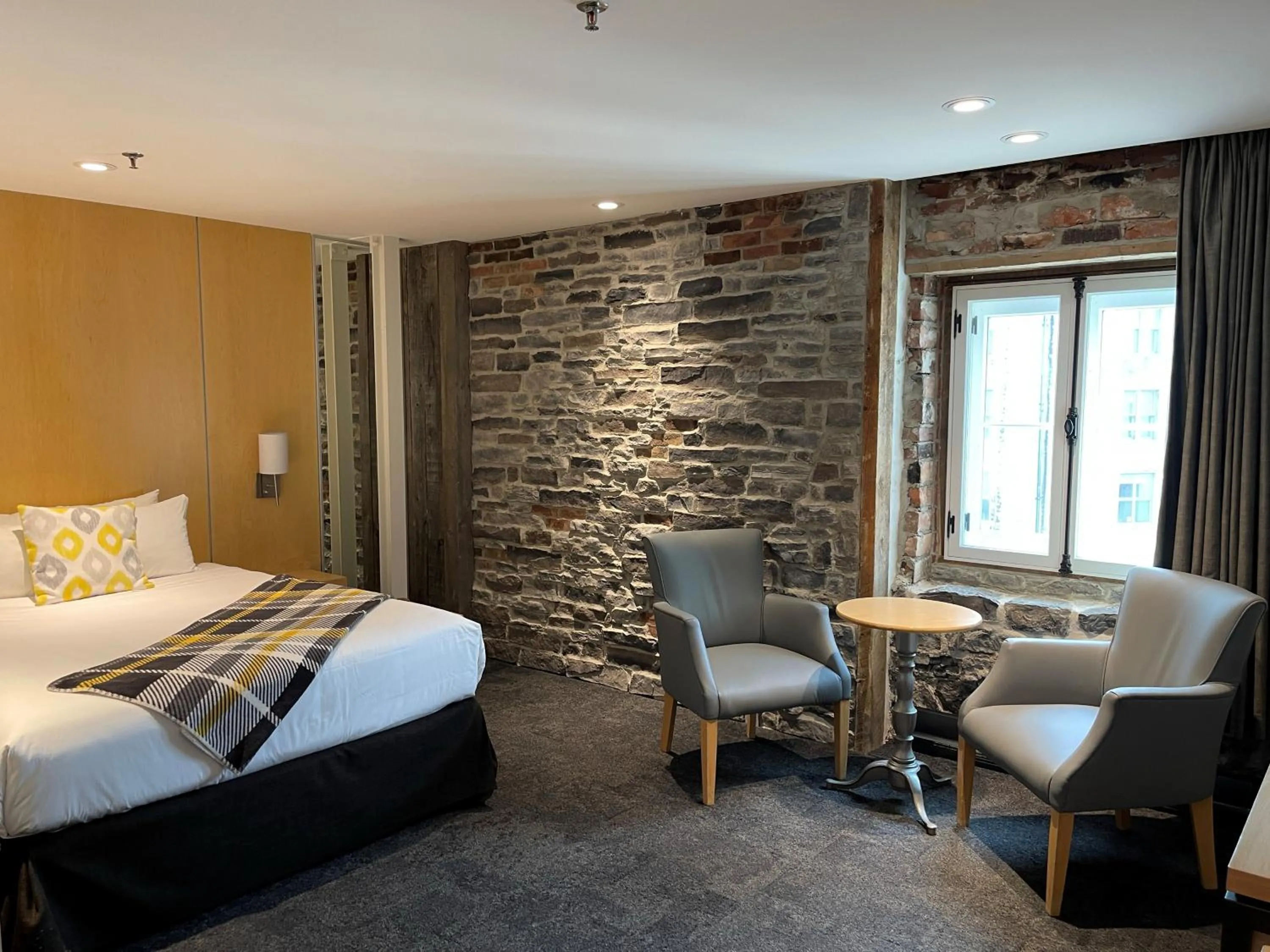 Photo of the whole room, Bed in Hotel du Vieux Quebec