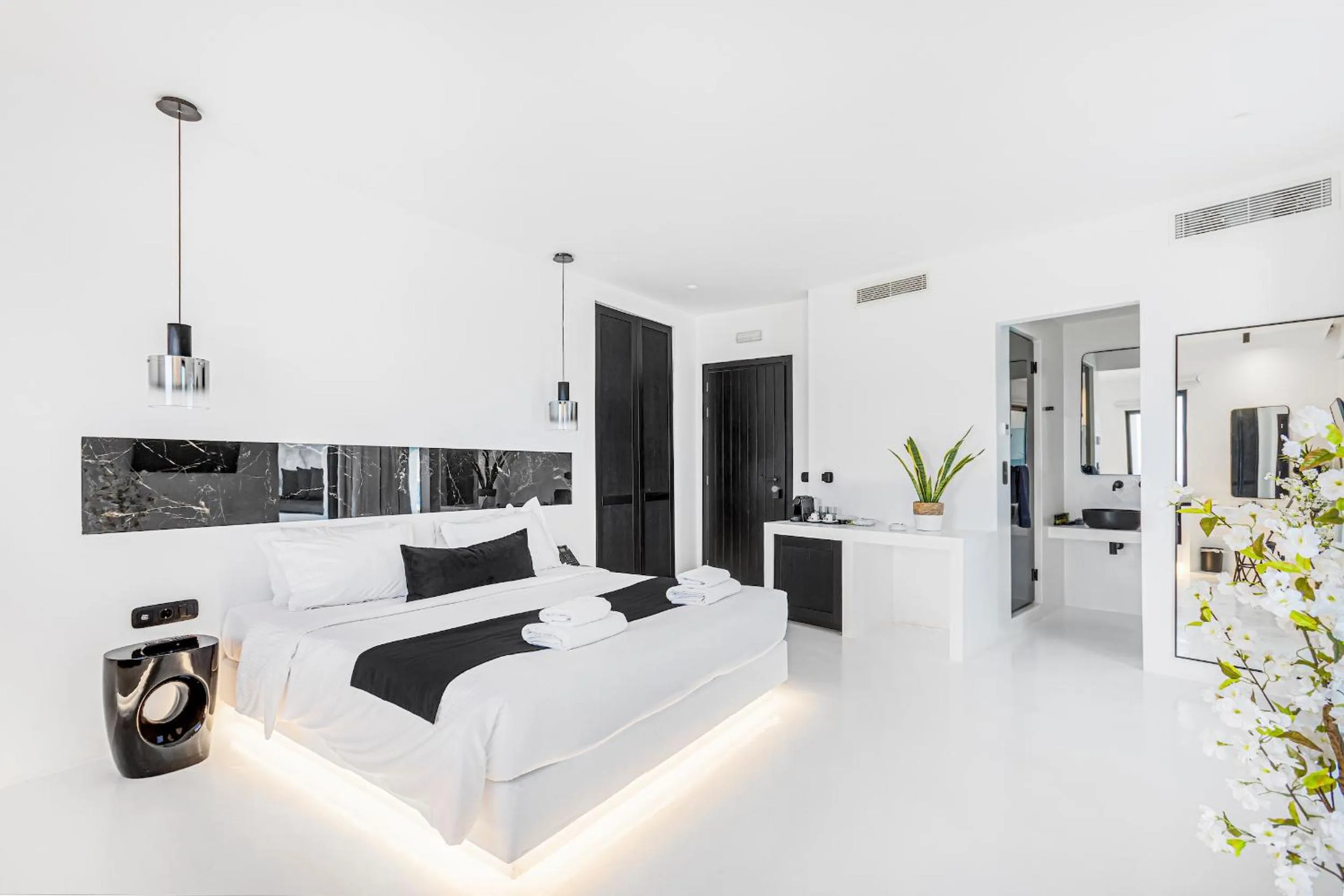 Photo of the whole room in Tagoo Black Mykonos