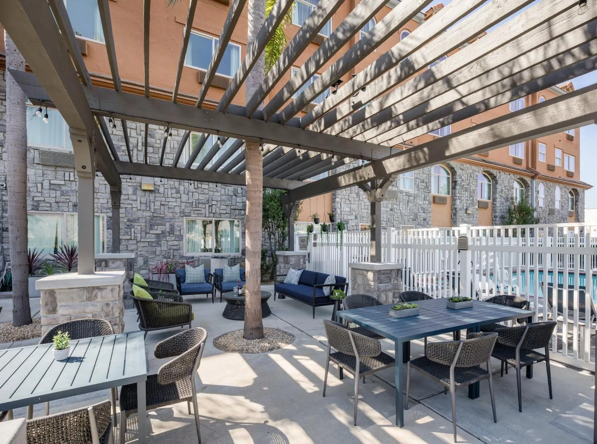 Seating area in Ayres Suites Yorba Linda/Anaheim Hills