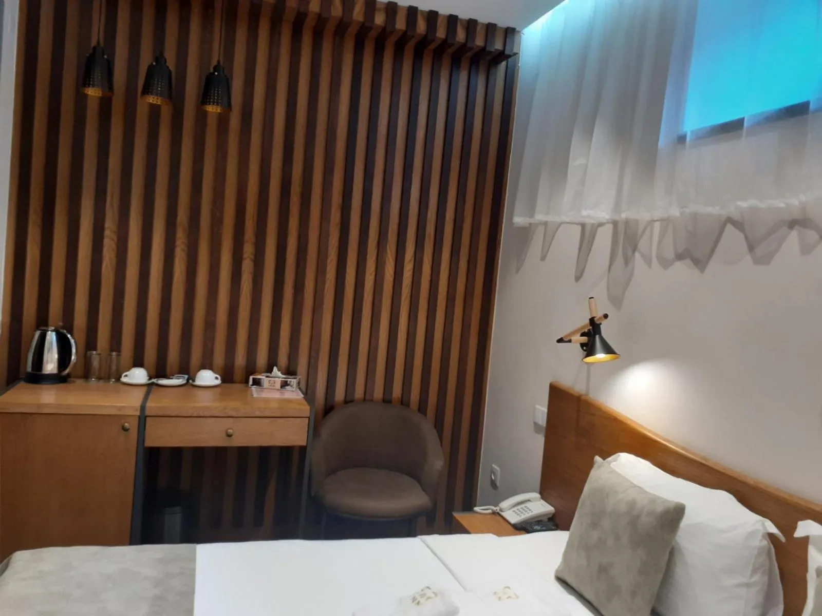 Seating area, Bed in R&R Hotel