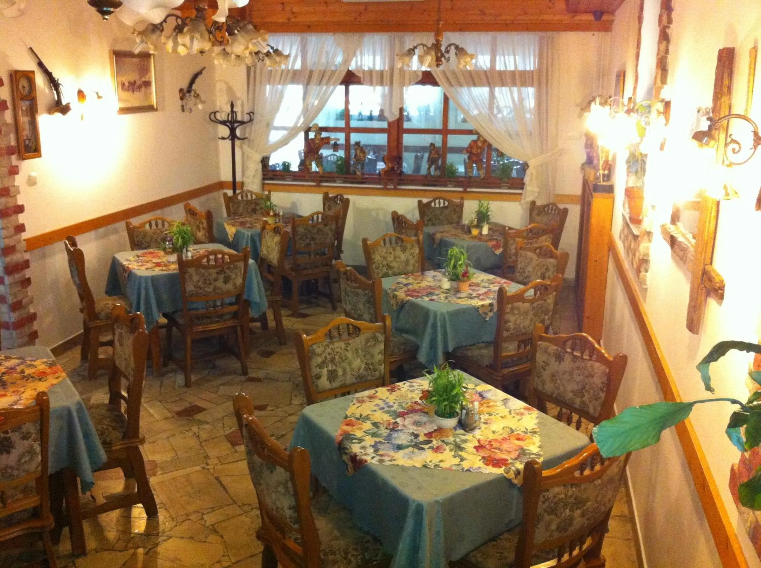 Restaurant/places to eat in Sarokhaz Panzio