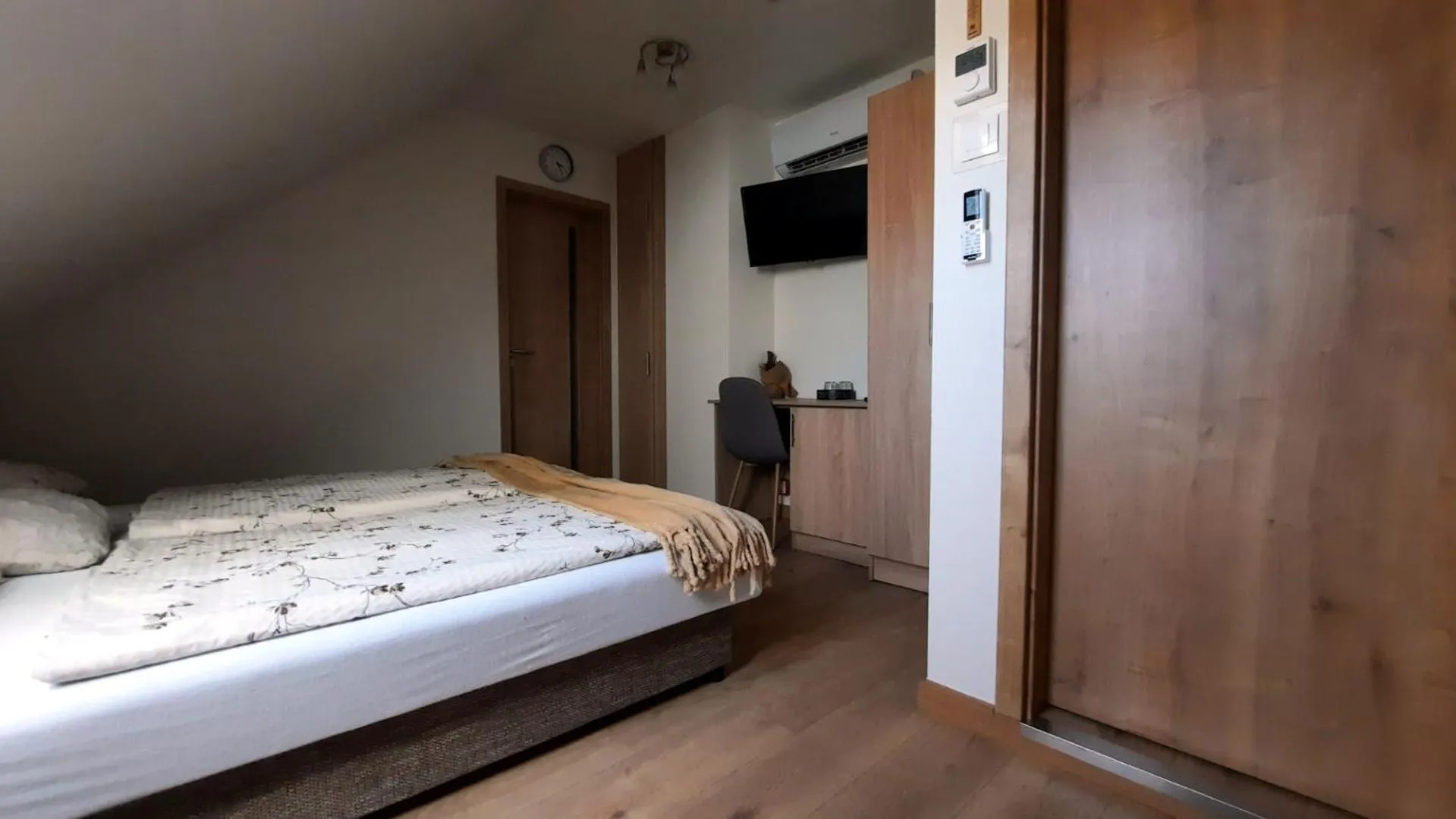 Bed in Airport Budapest Sarokhaz Panzio