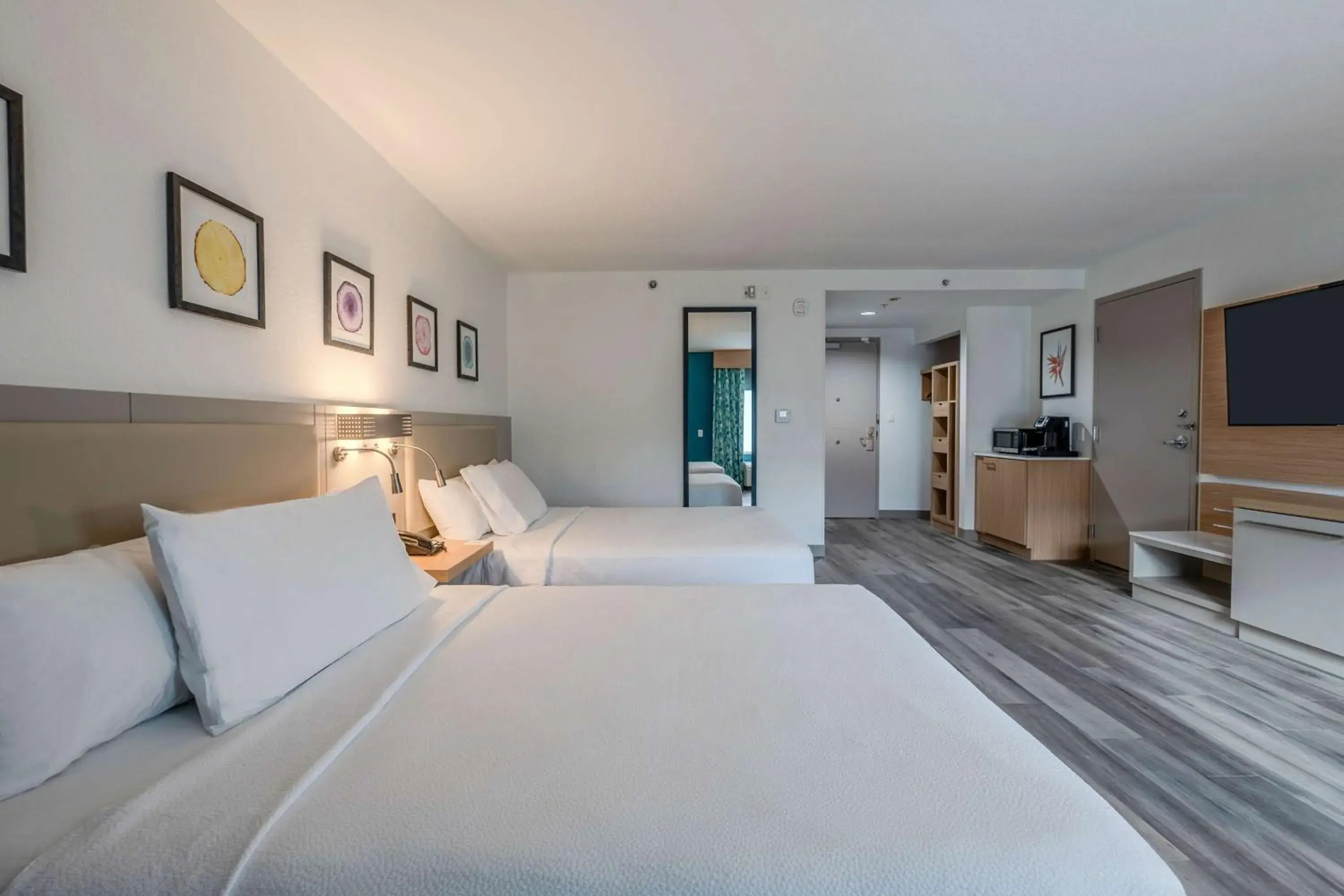 Queen Room with Two Queen Beds and Bath Tub - Mobility Access in Hilton Garden Inn Ft. Lauderdale Airport-Cruise Port Queen Room with Two Queen Beds and Bath Tub - Mobility Access in Hilton Garden Inn Ft. Lauderdale Airport-Cruise Port