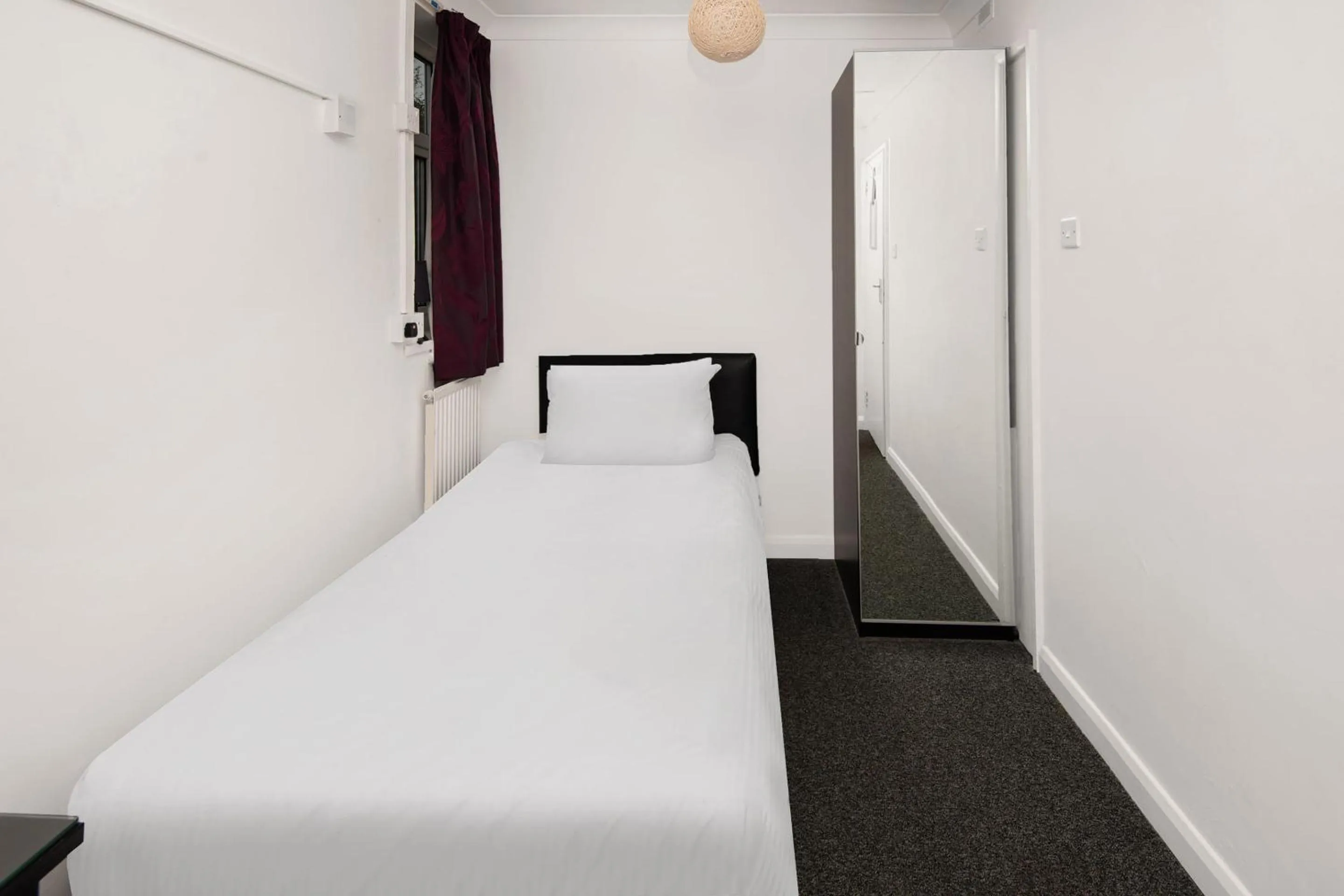 Bedroom, Bed in Chris's Motel