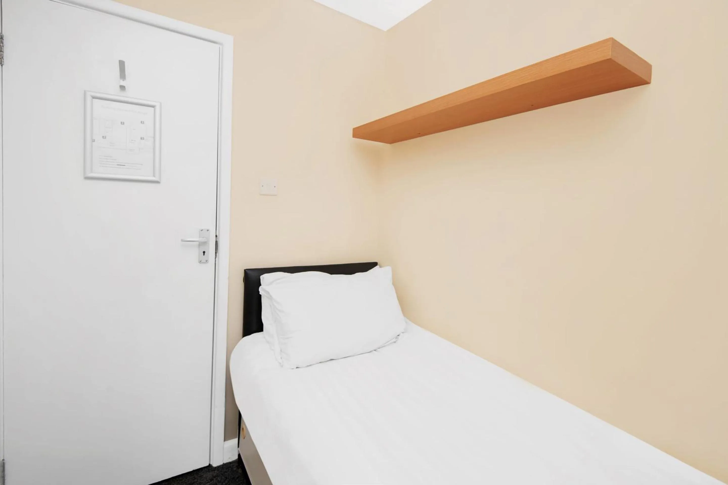 Bedroom, Bed in Chris's Motel