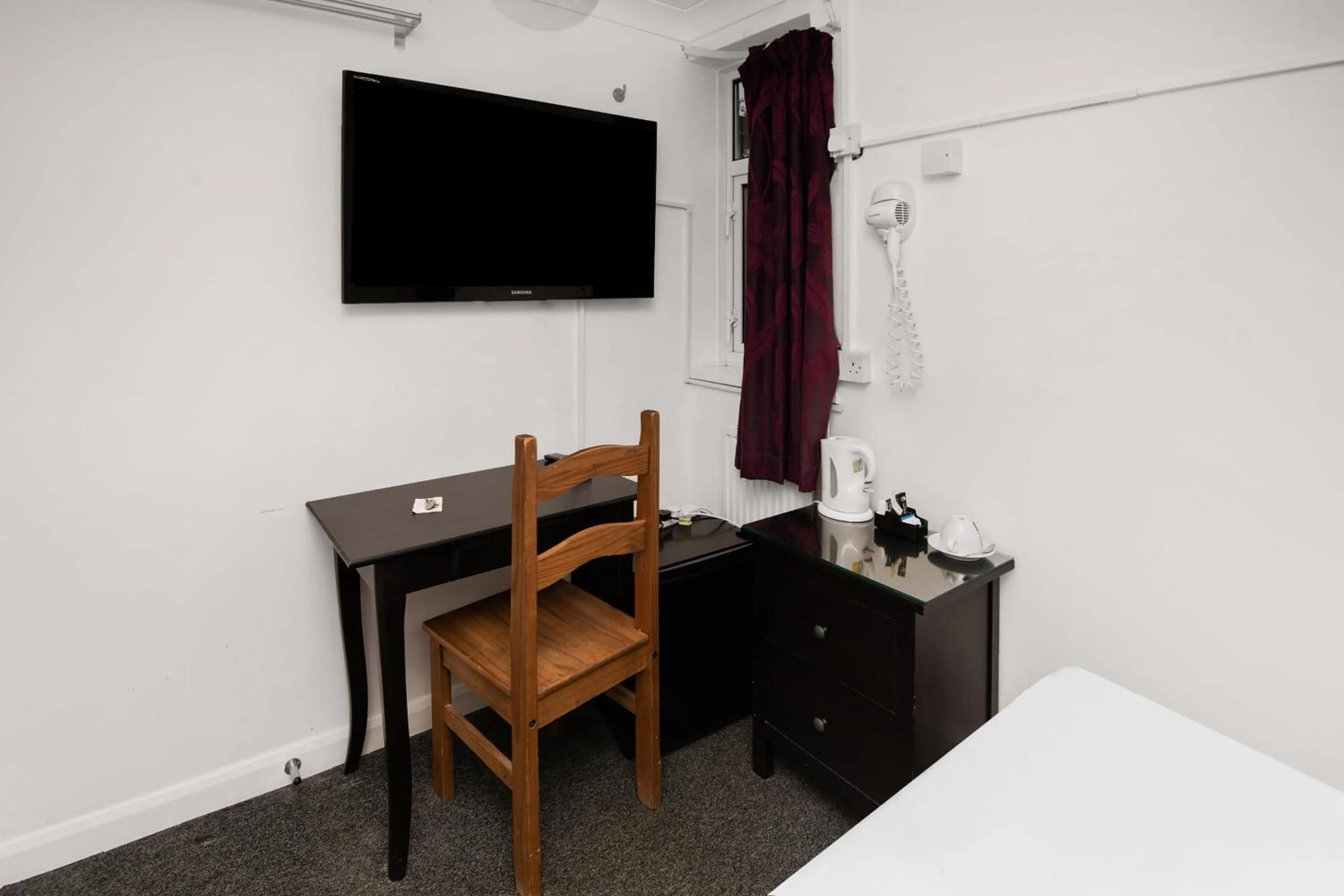 Bedroom, Bed in Chris's Motel