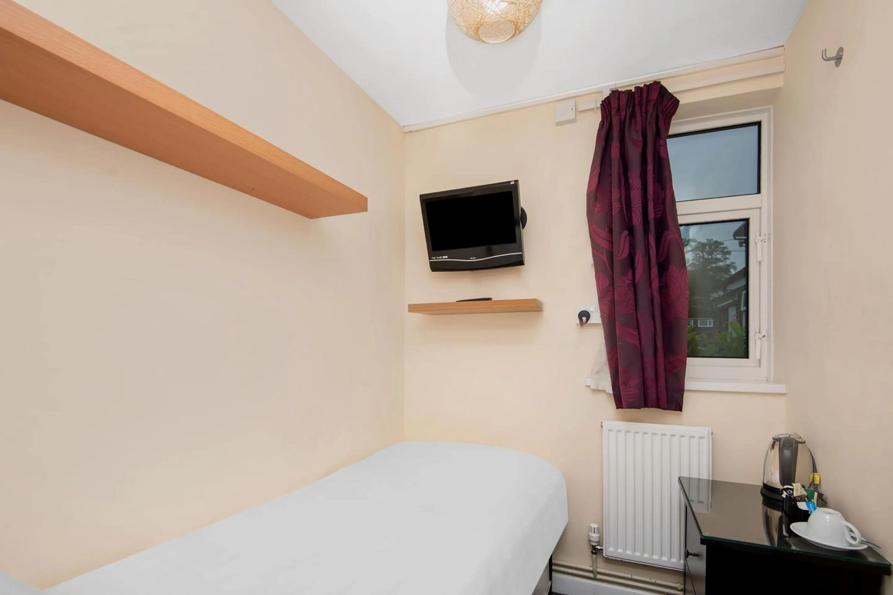 Bedroom, Bed in Chris's Motel