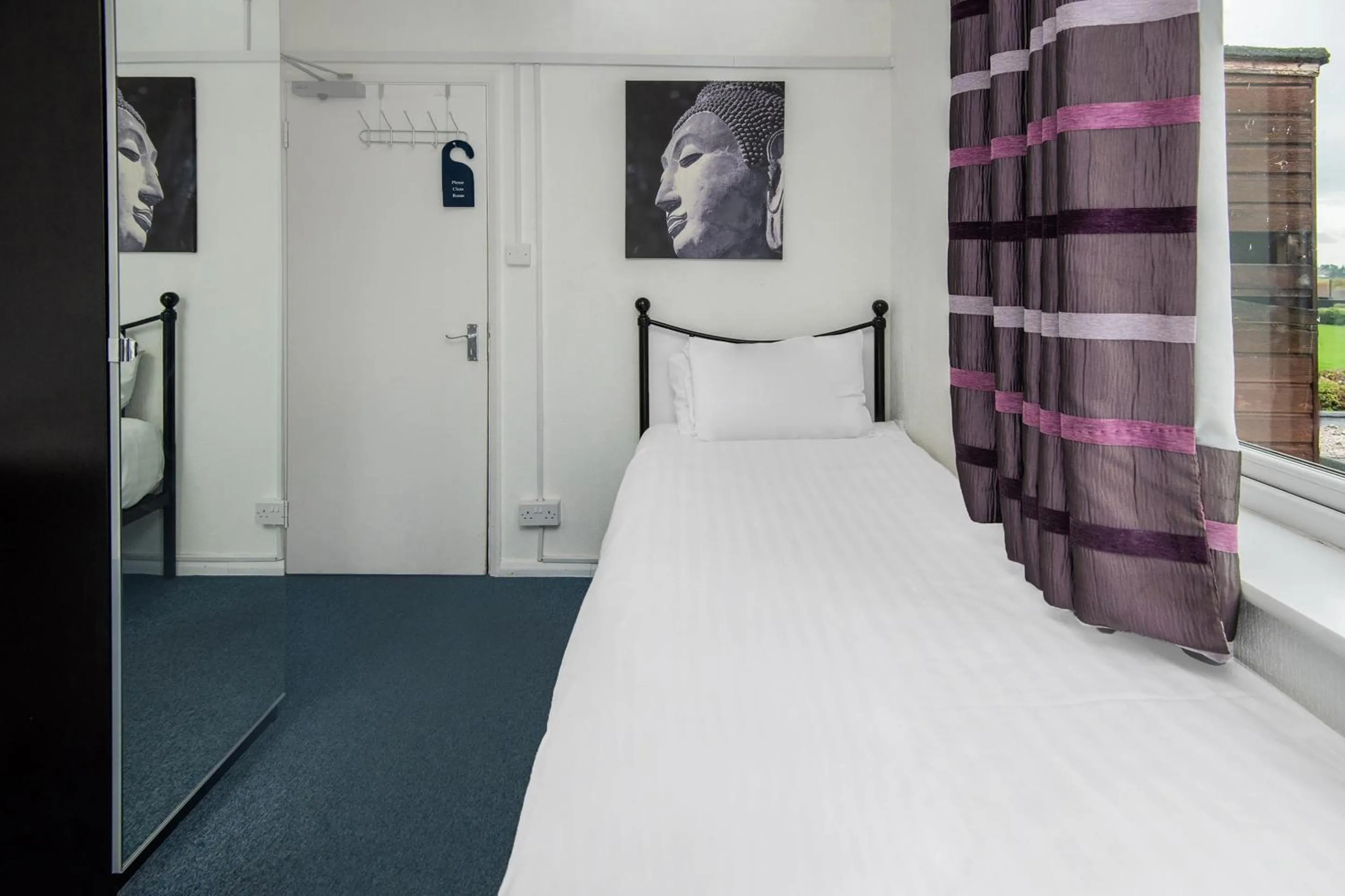 Bedroom, Bed in Chris's Motel