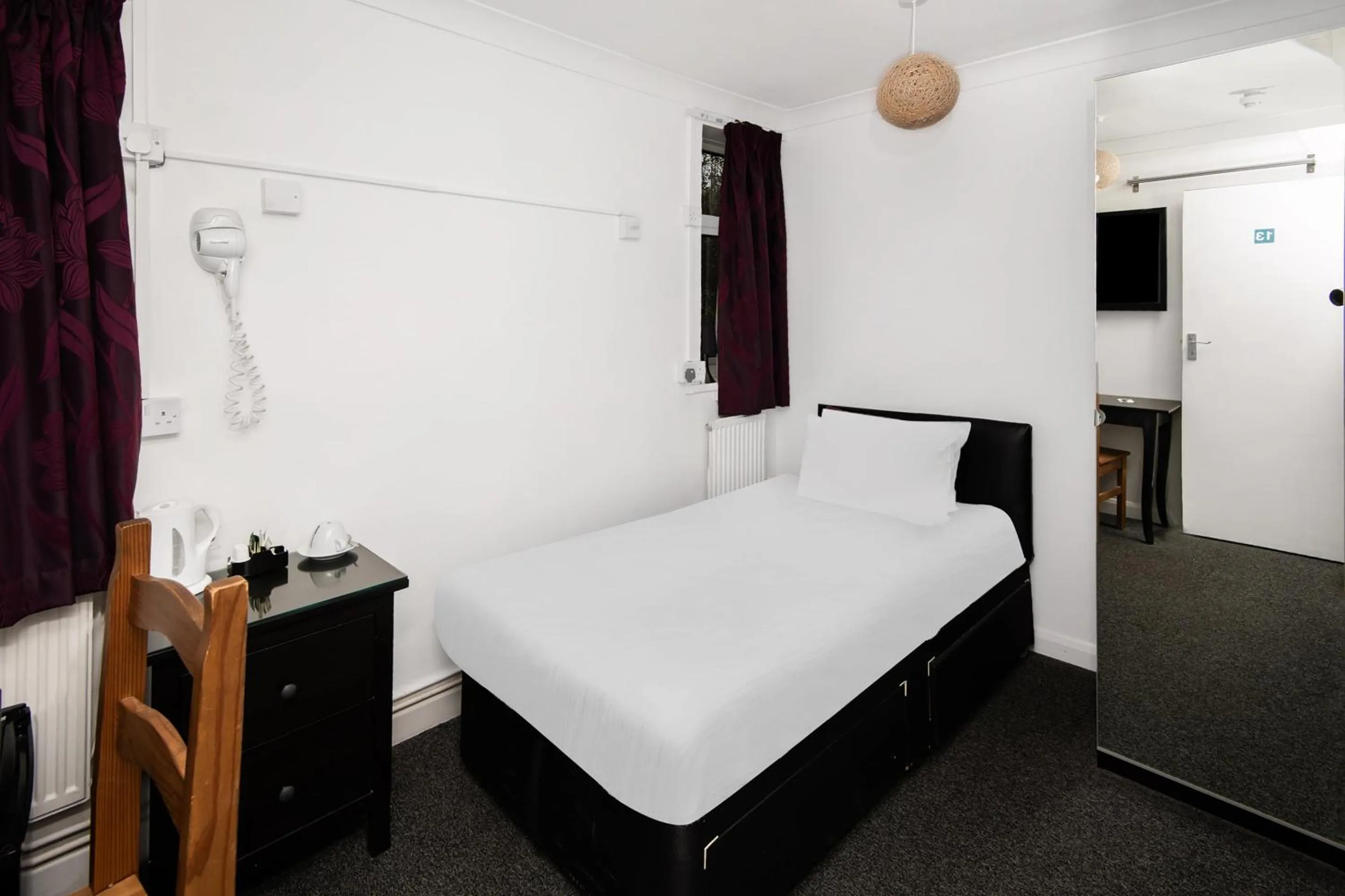 Bedroom, Bed in Chris's Motel