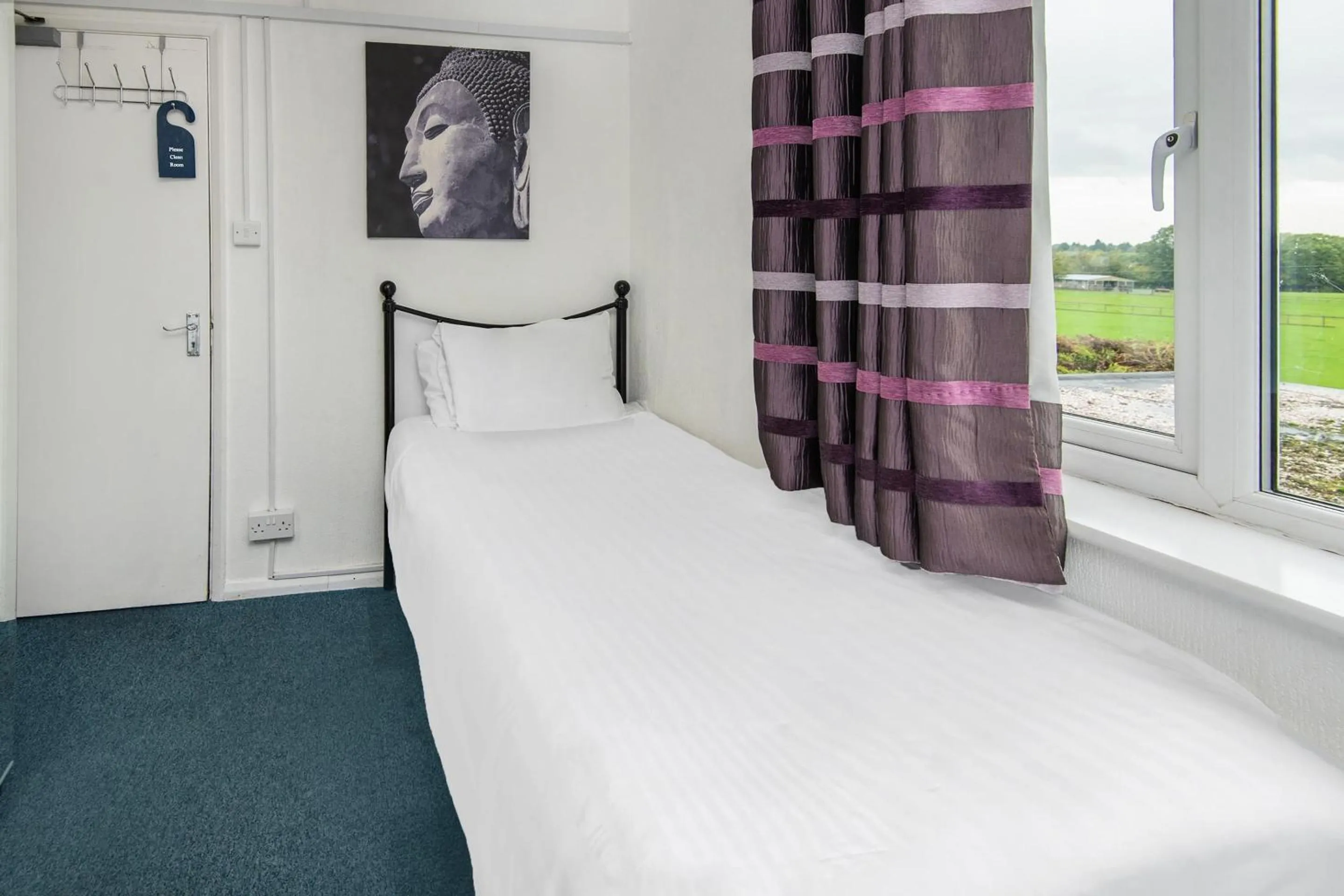 Bedroom, Bed in Chris's Motel