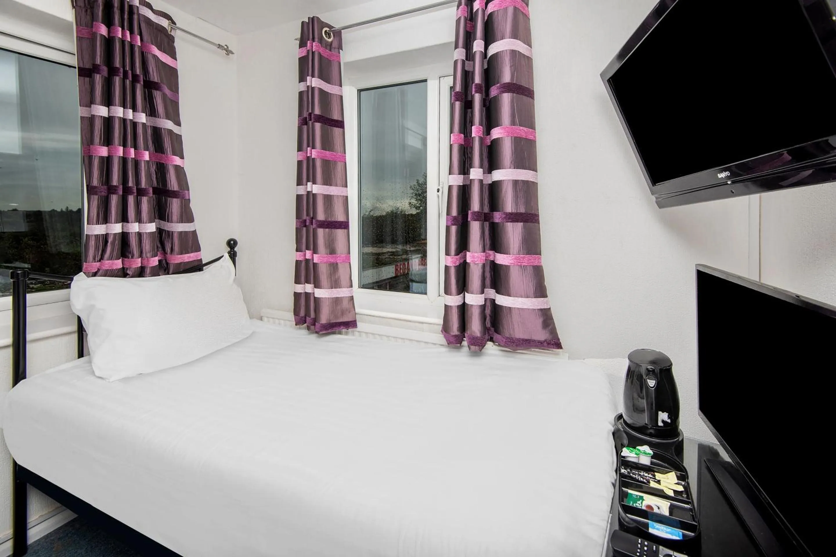 Bedroom in Chris's Motel