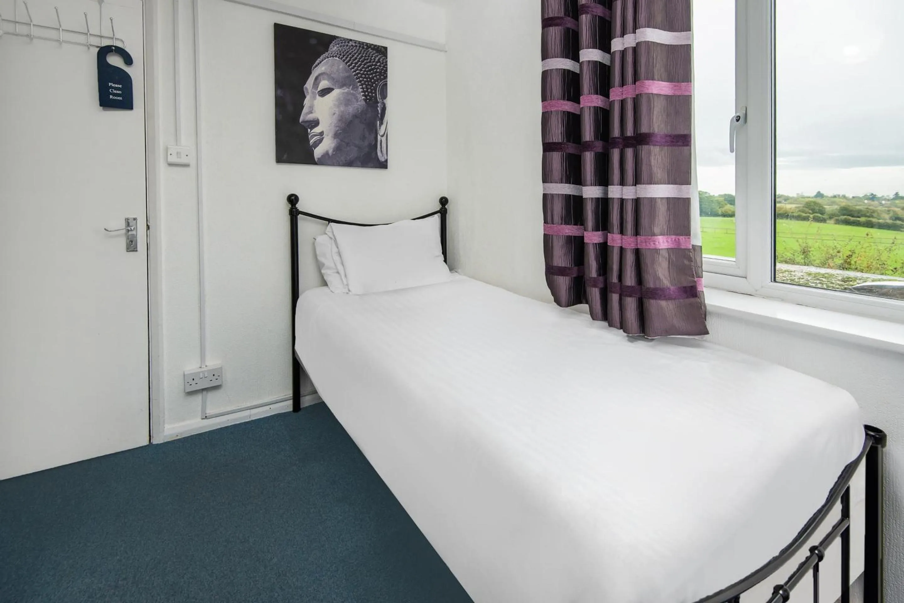 Bedroom, Bed in Chris's Motel