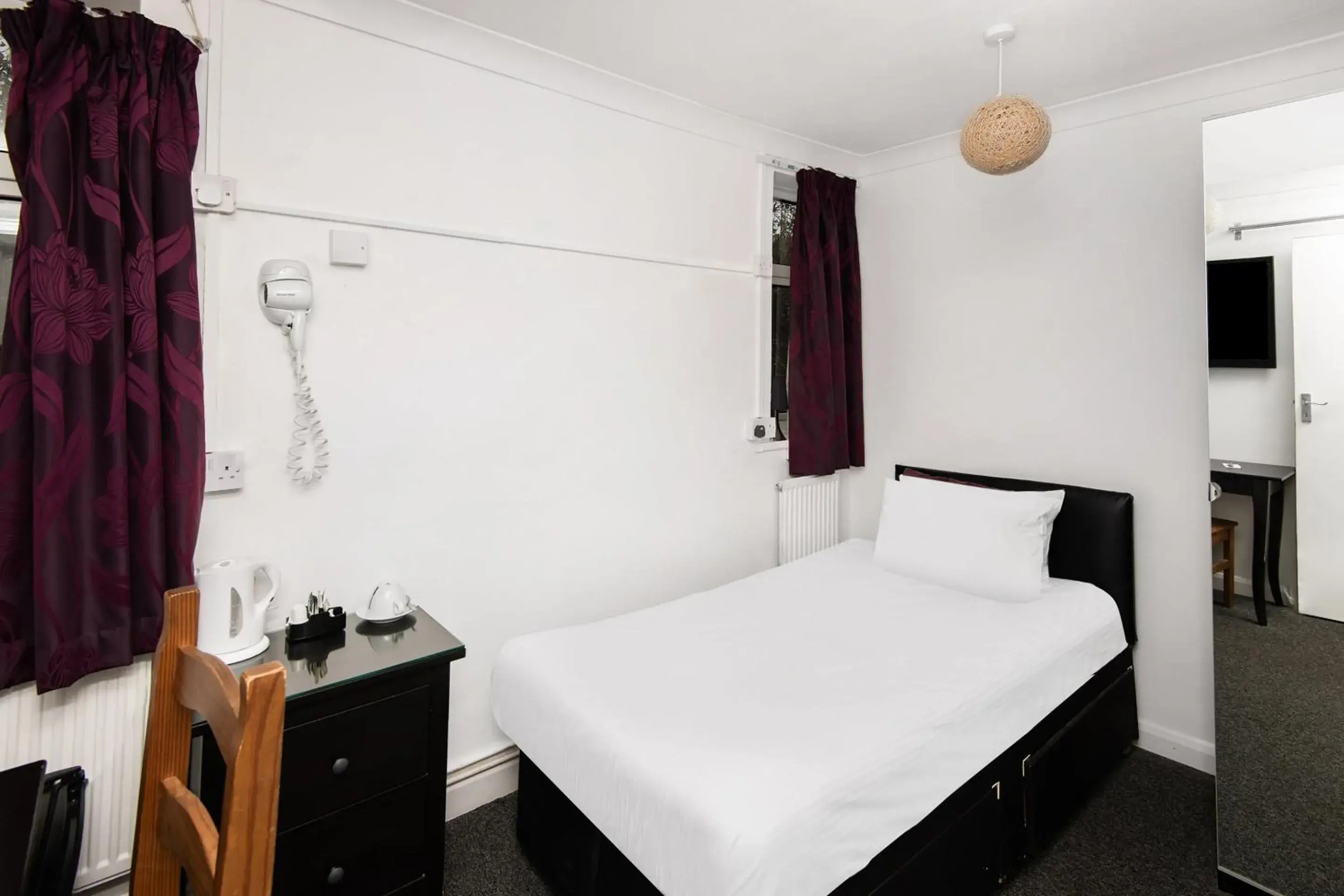 Standard Single Room with Shared Bathroom in Chris's Motel Standard Single Room with Shared Bathroom in Chris's Motel