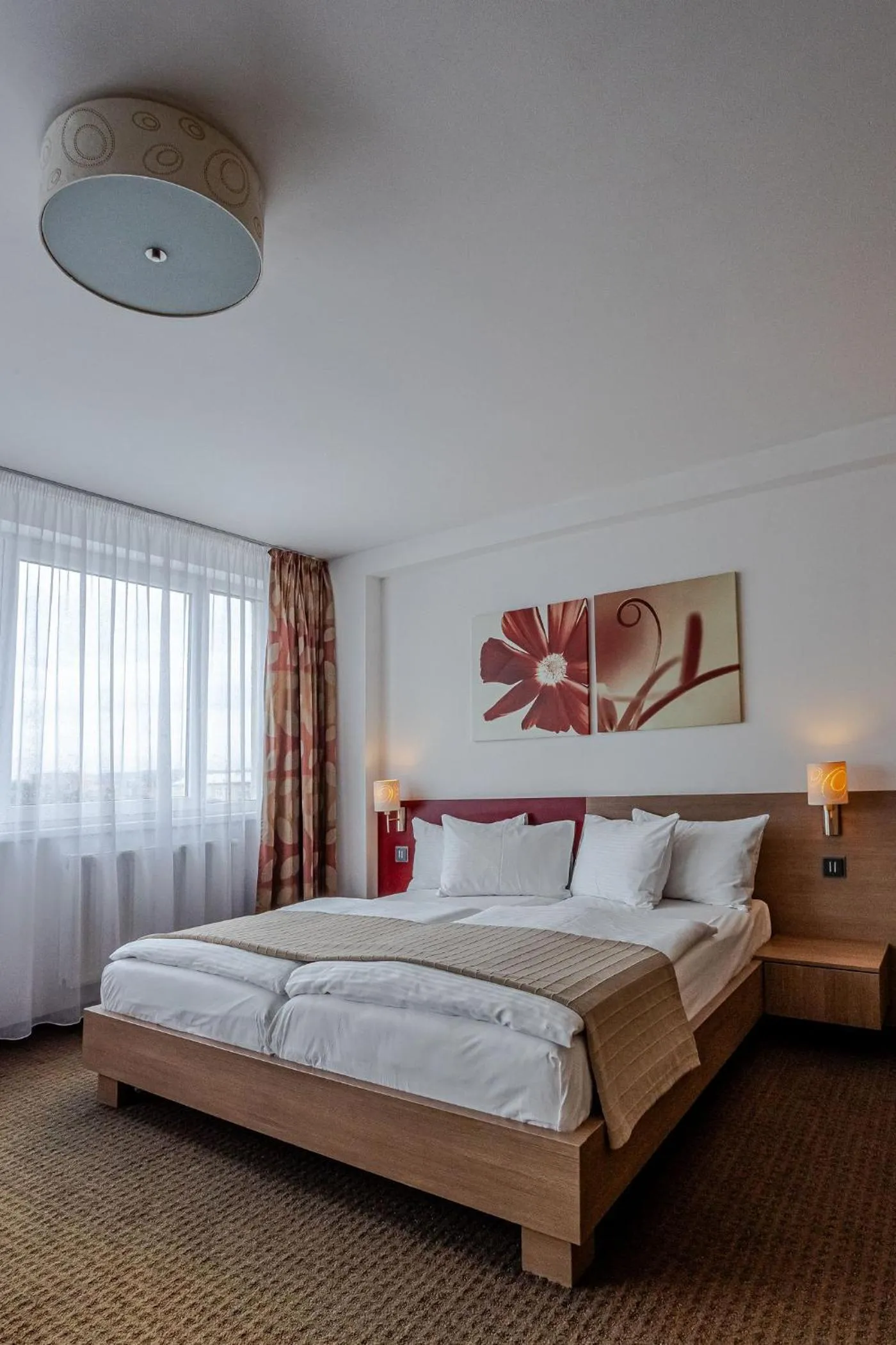 minibar, Bed in Hotel Alibaba