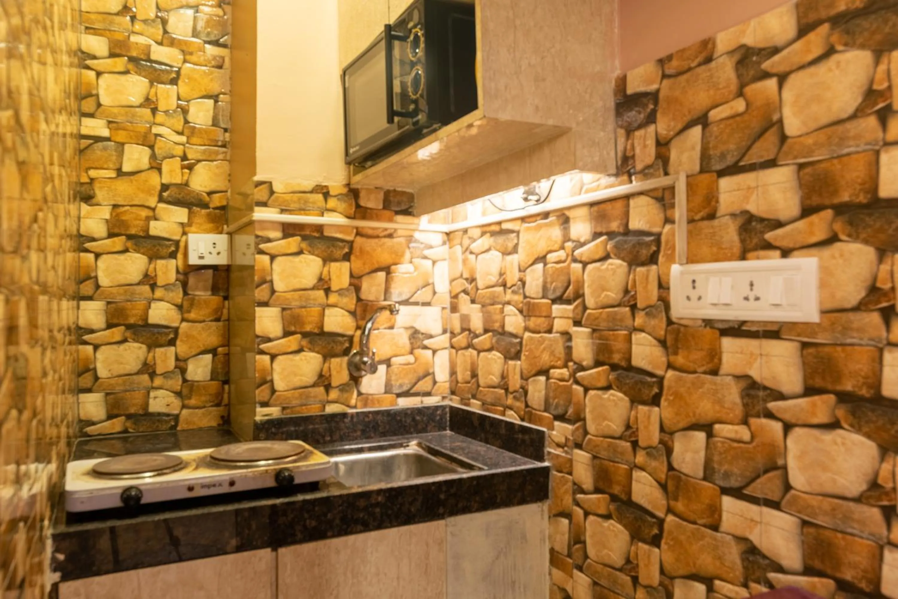 Kitchen or kitchenette in Onn Shelter Inn