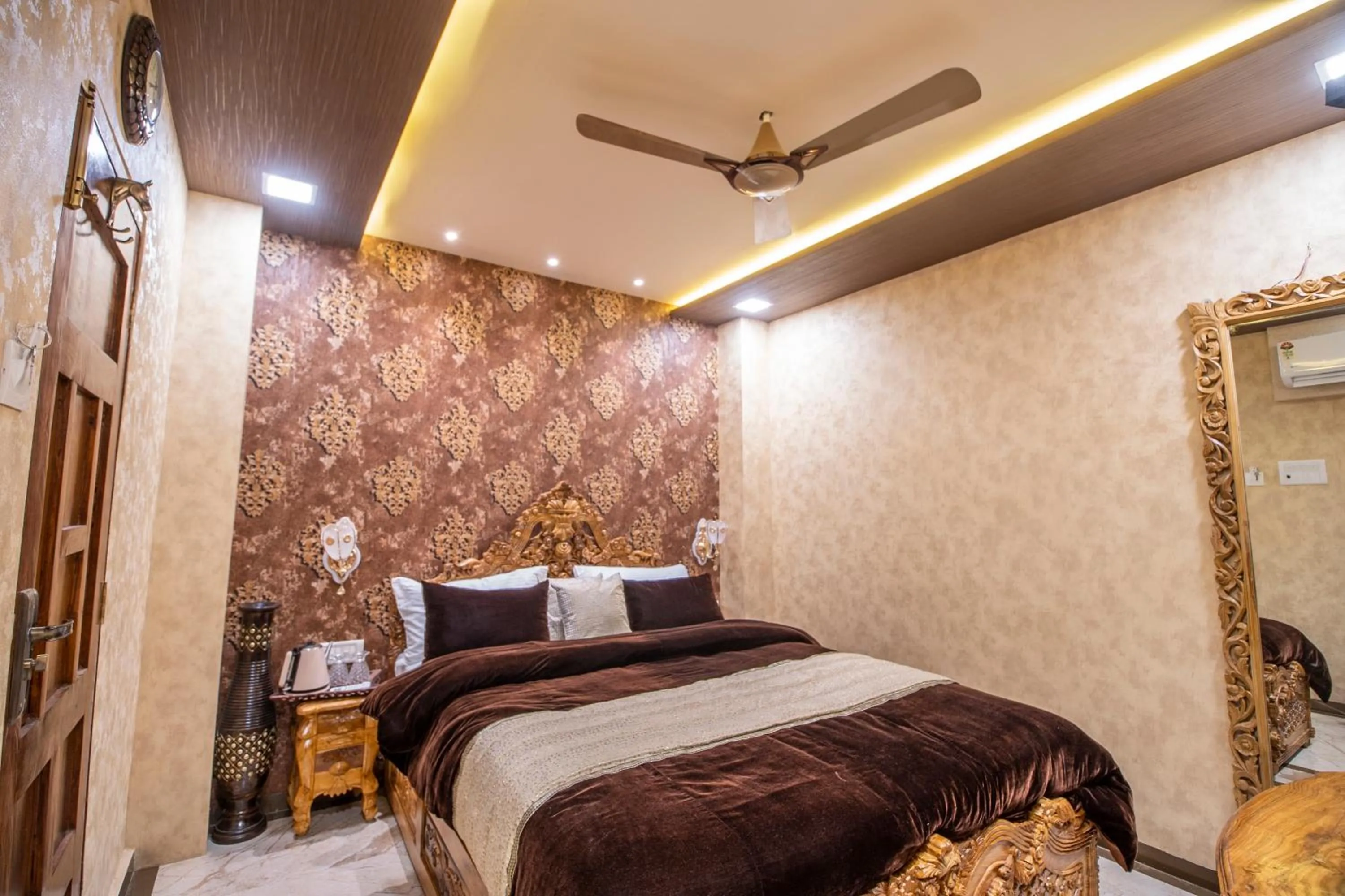 Bed in Onn Shelter Inn