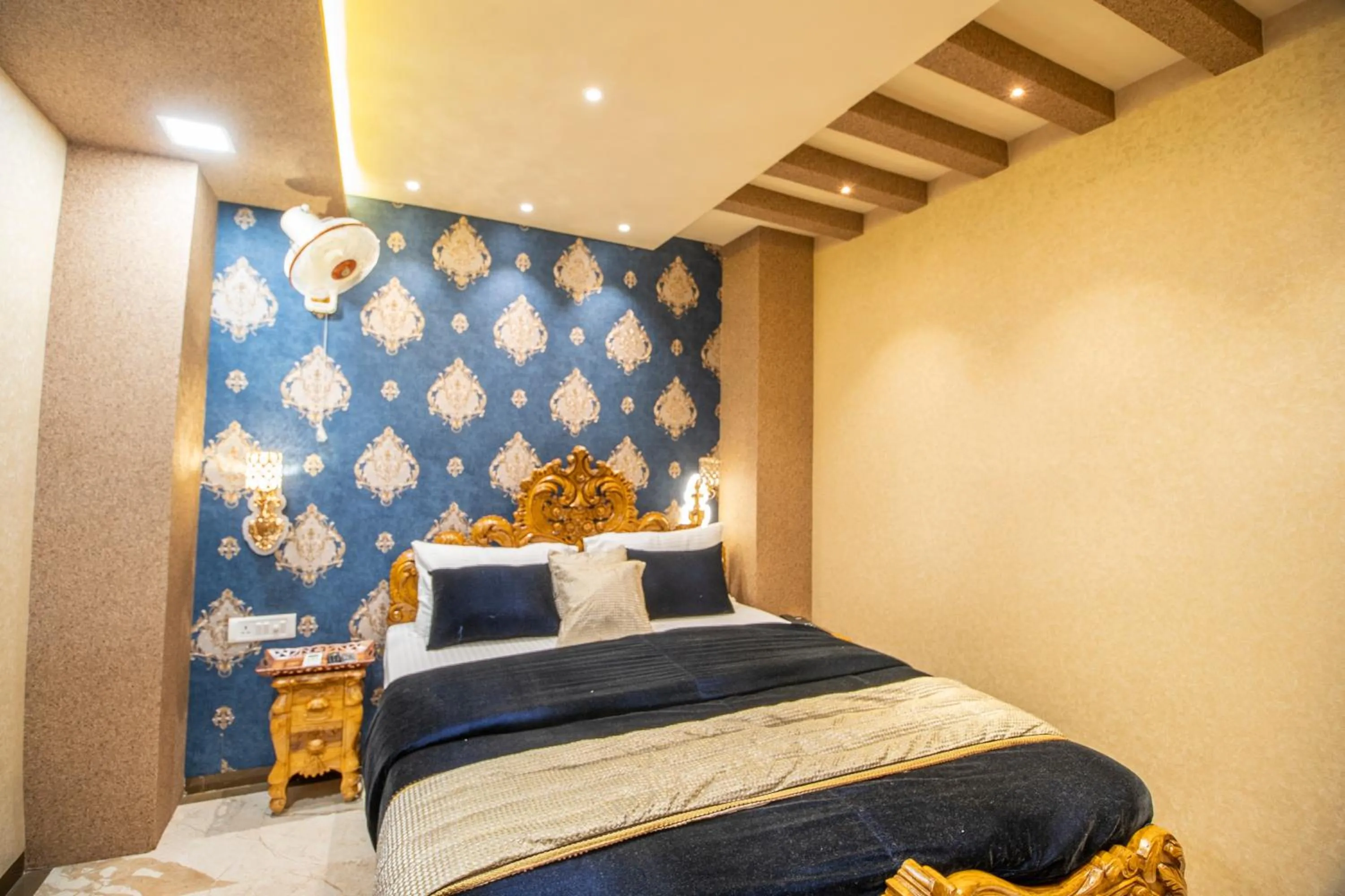 Bed in Onn Shelter Inn