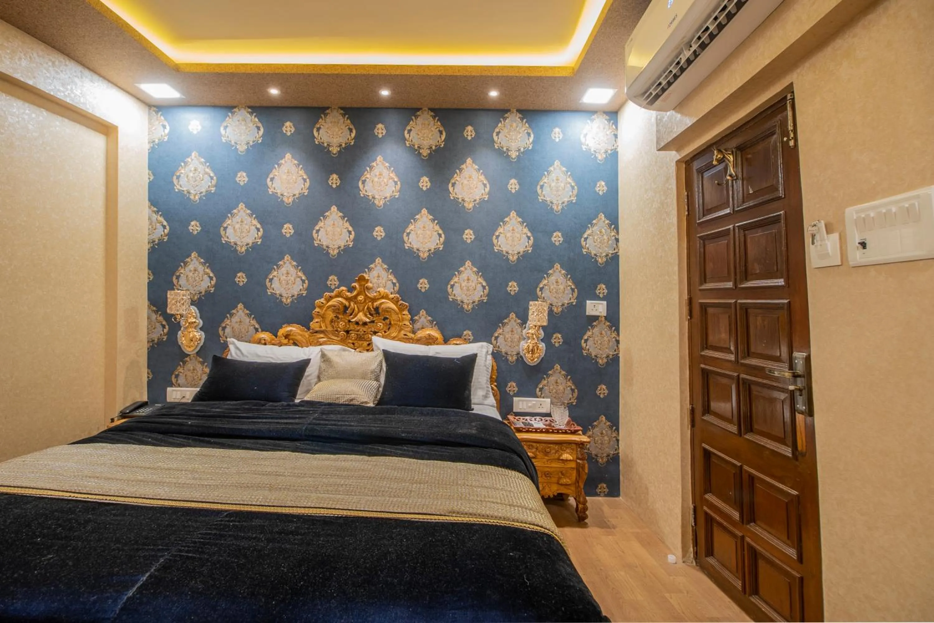 Bed in Onn Shelter Inn