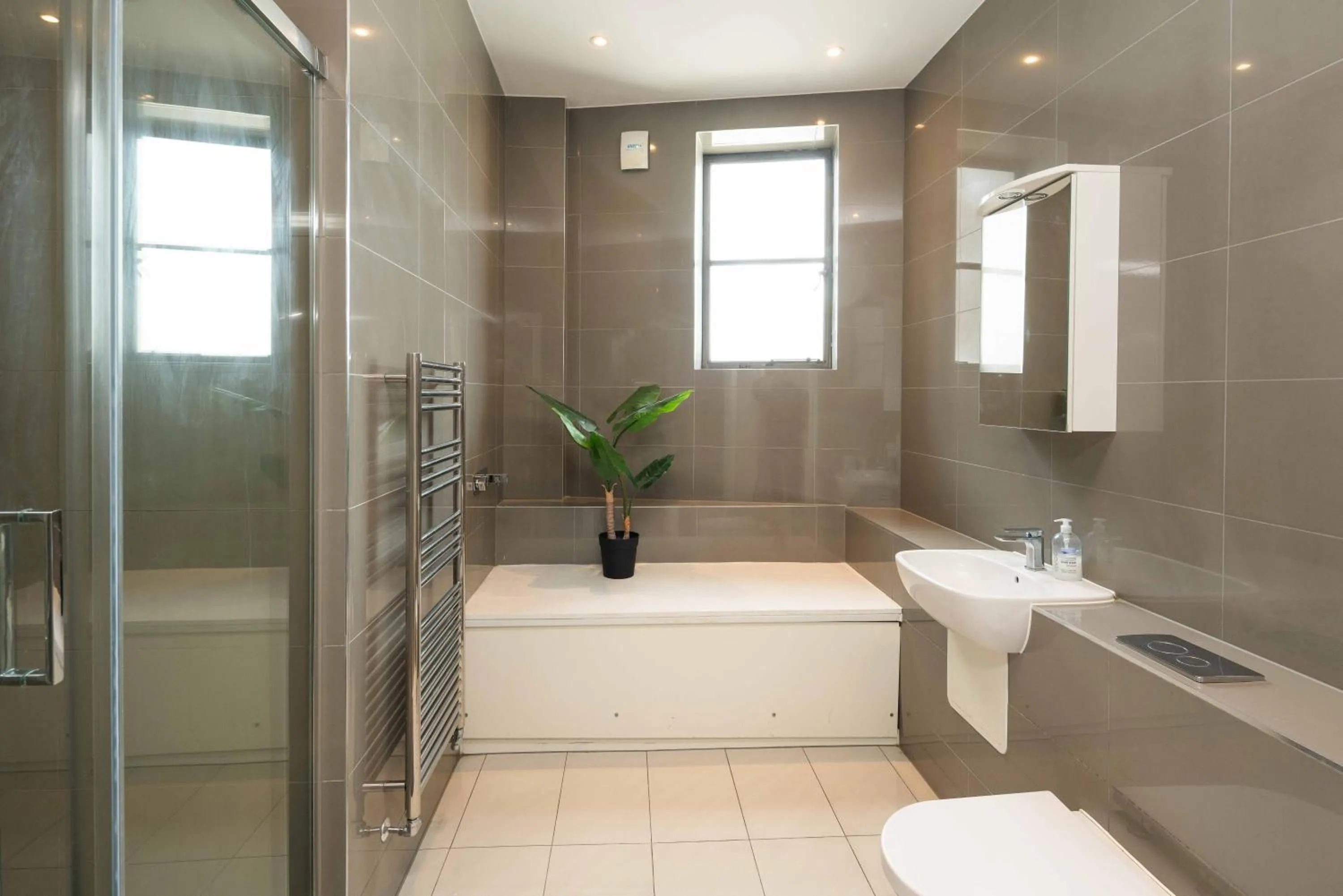 Bathroom in London City Hotel