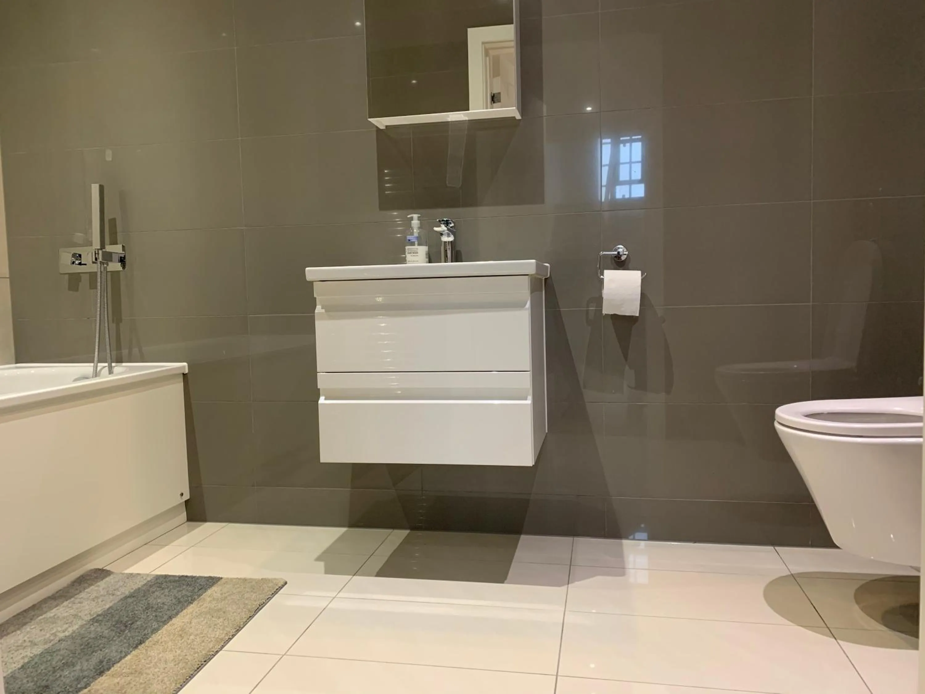 Toilet in London City Hotel