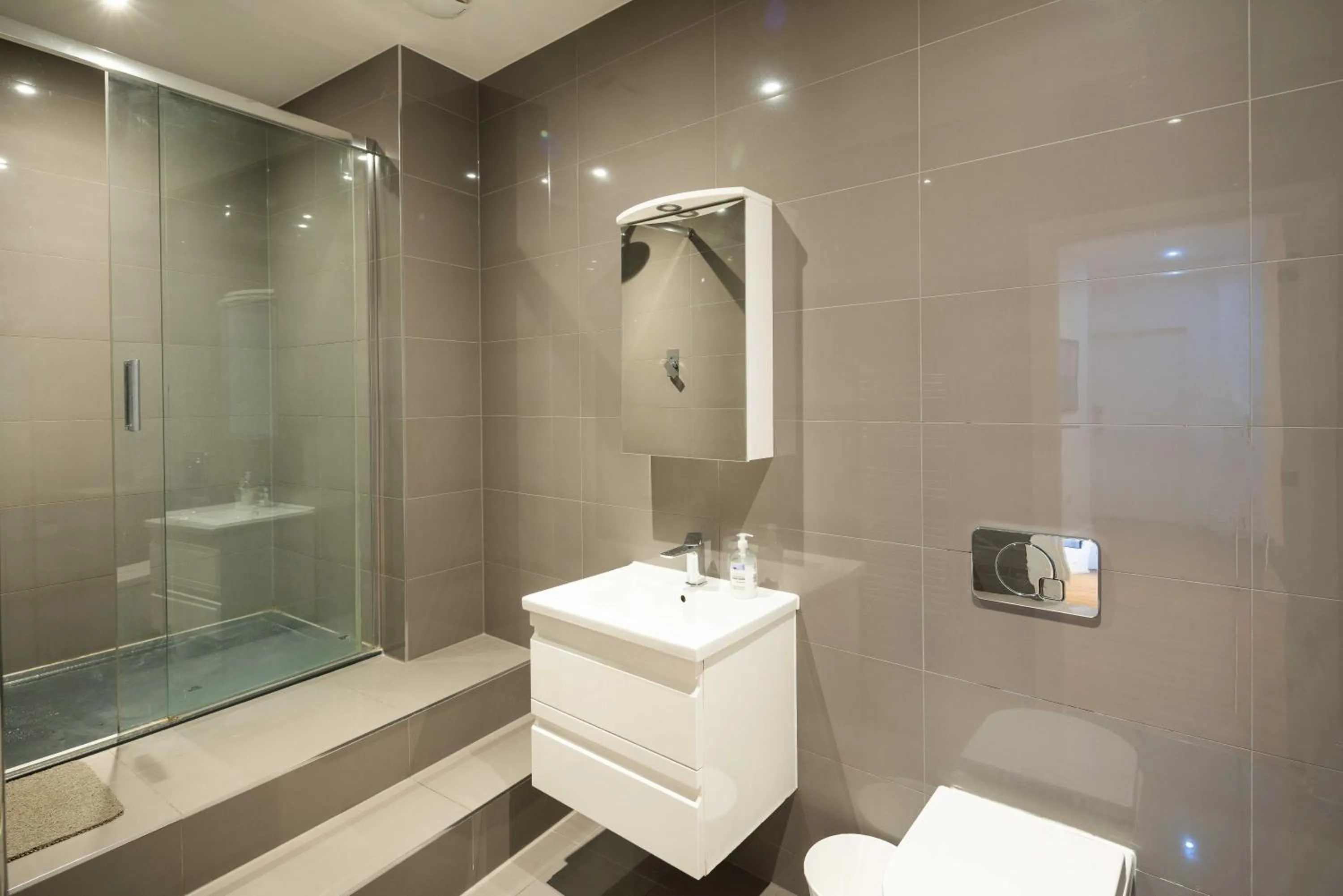 Bathroom in London City Hotel