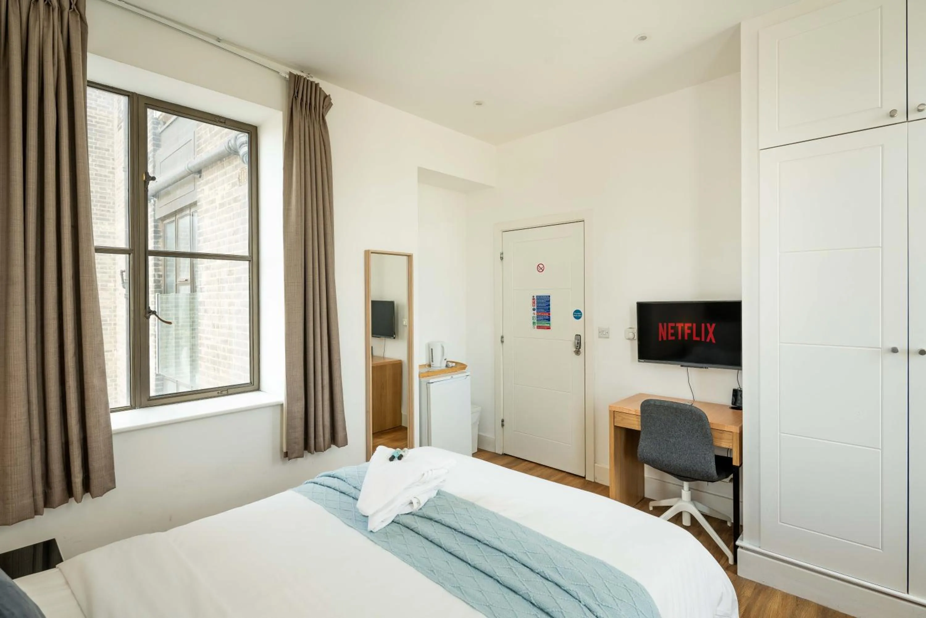 Bedroom, Bed in London City Hotel