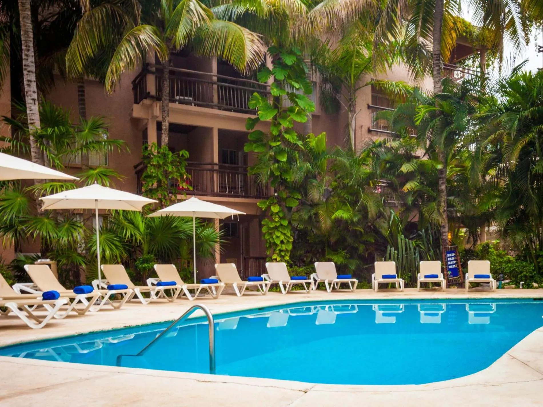 Swimming pool in Tukan Hotel Playa del Carmen