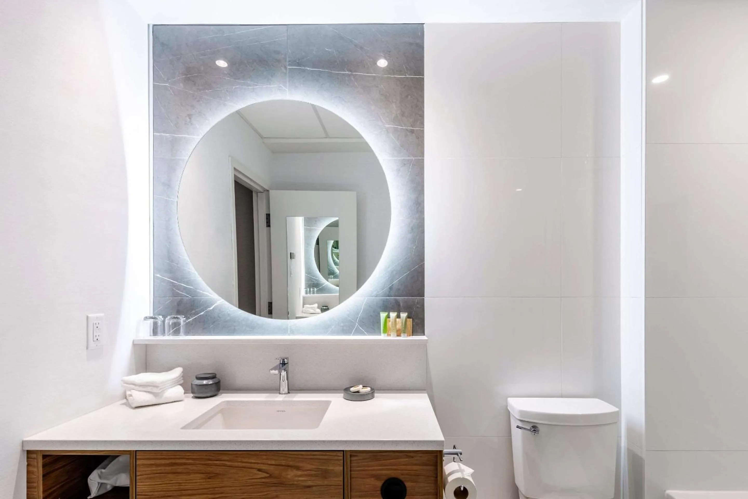 Bedroom in Hotel Royal William, an Ascend Collection Hotel