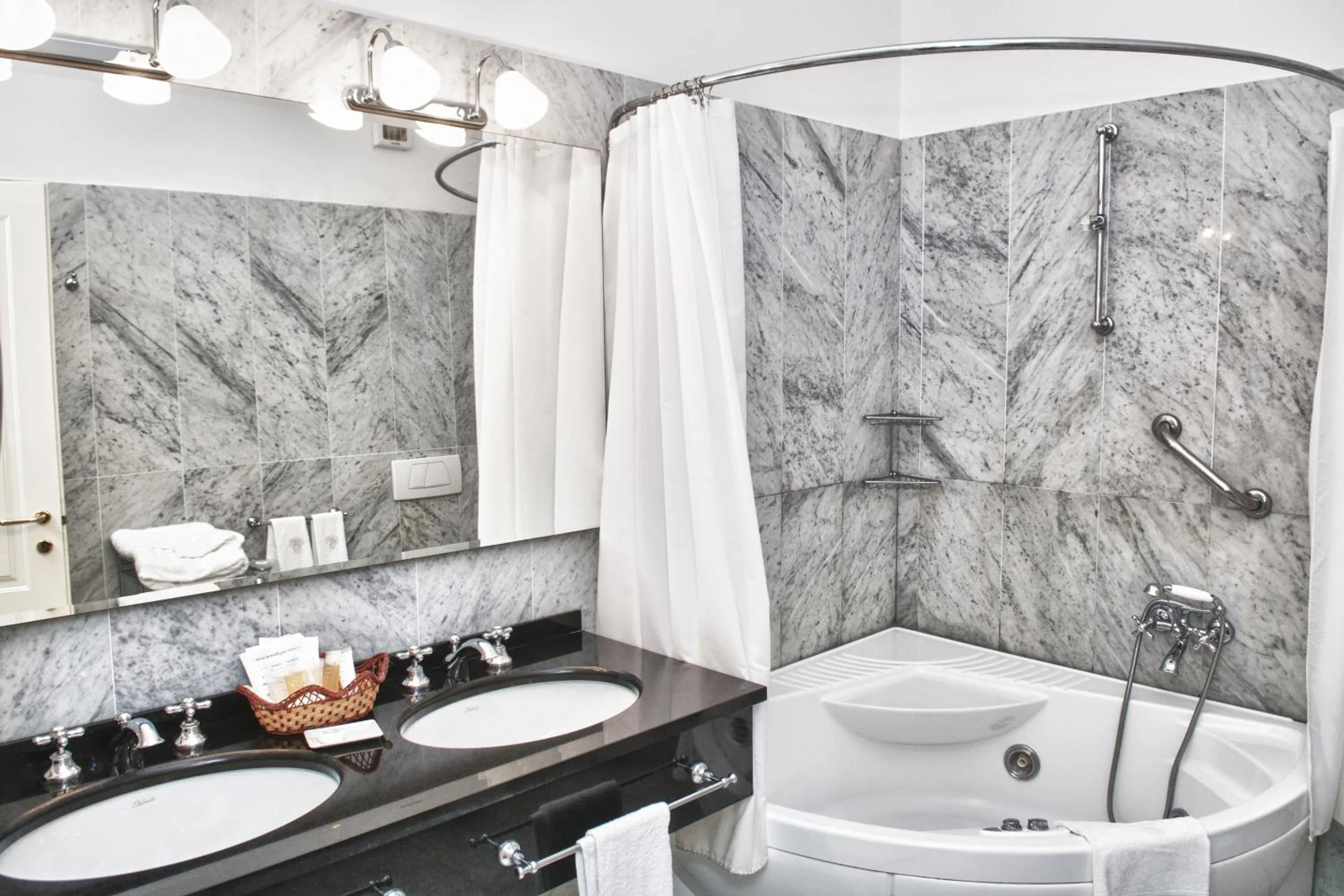 Shower in Relais Casali della Cisterna