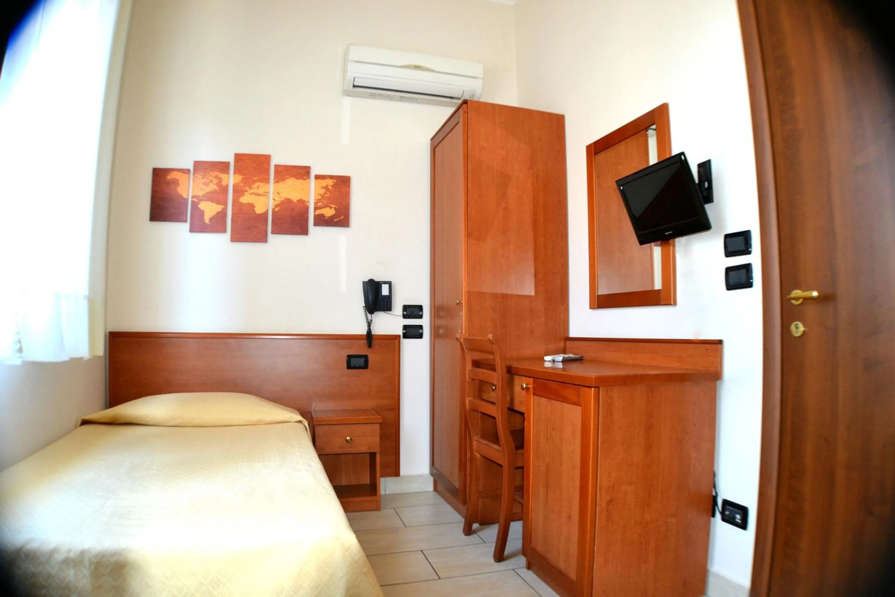 Shower, Bed in B&B Centrale Affittacamere