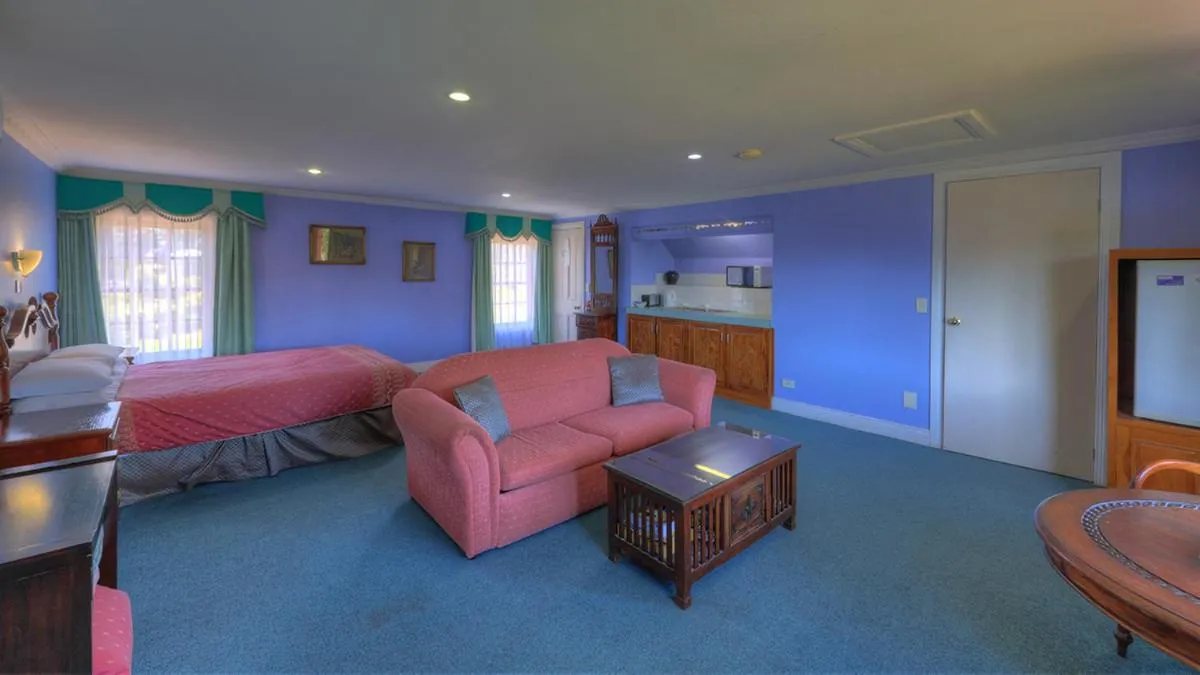 Bed in Hatchers Richmond Manor