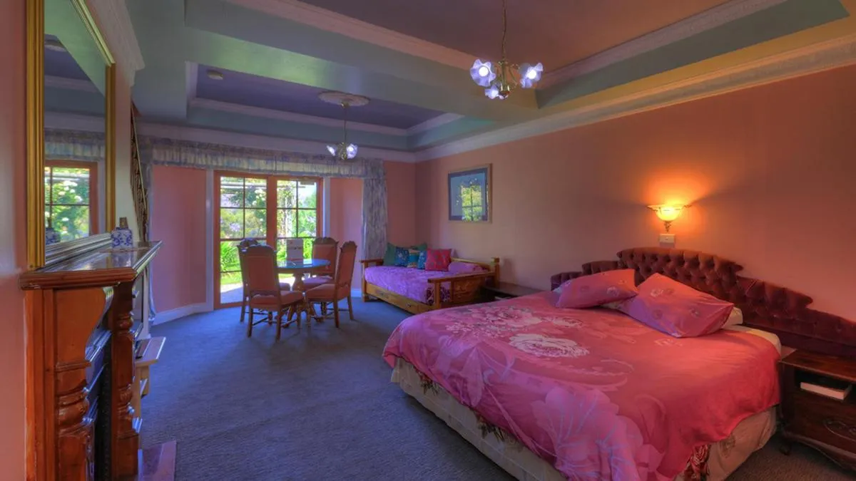 Bed in Hatchers Richmond Manor