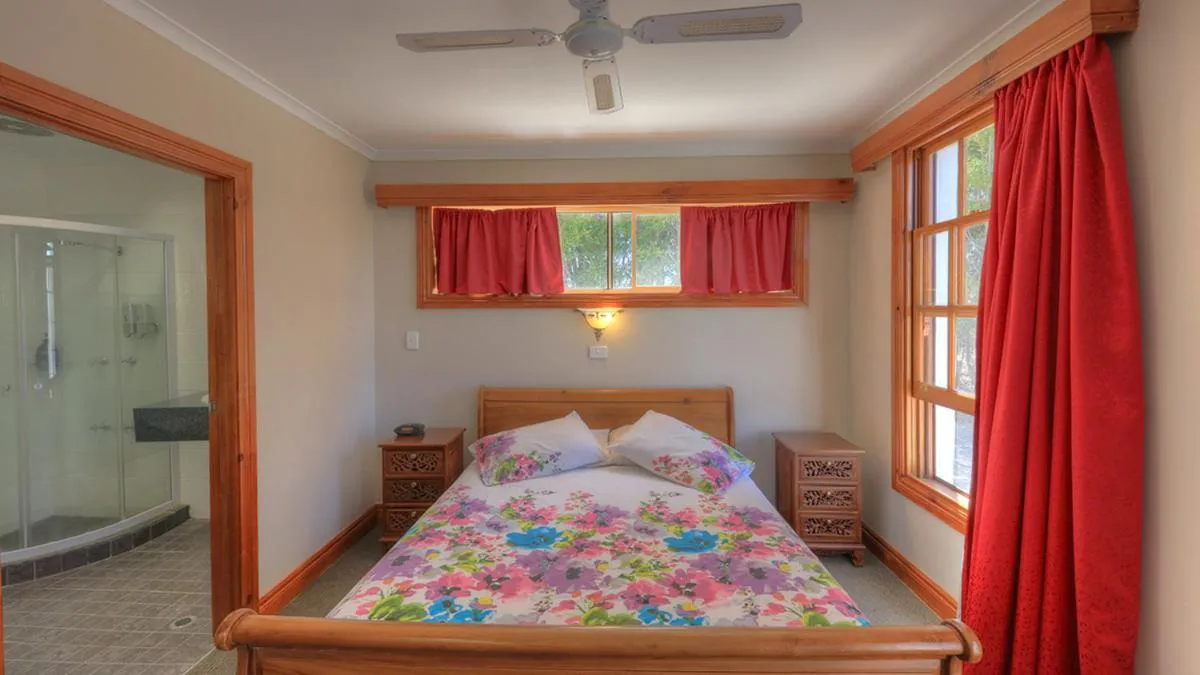 Bed in Hatchers Richmond Manor