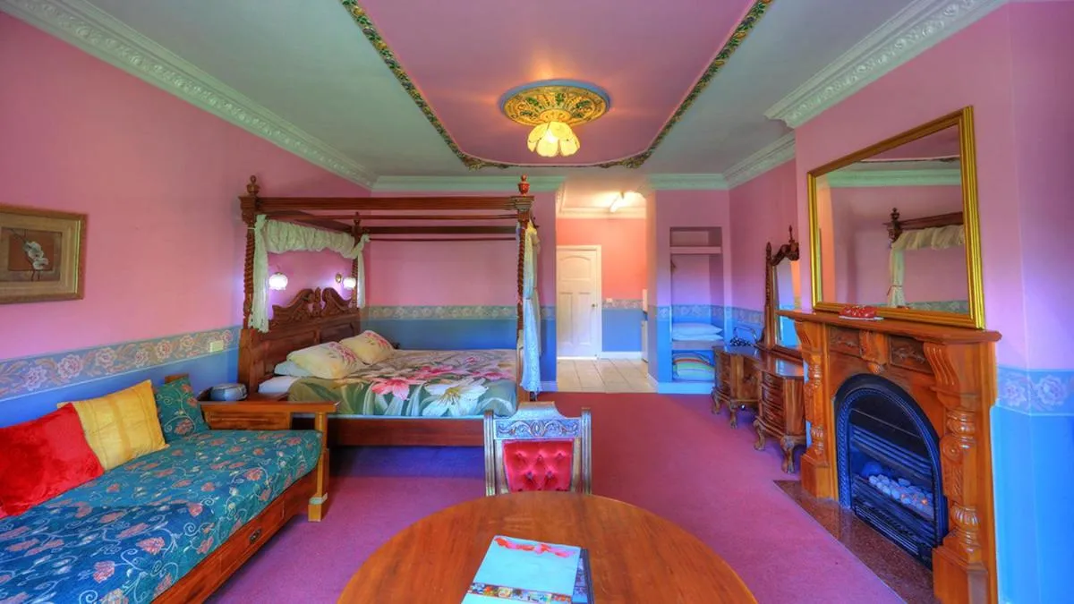 Bed in Hatchers Richmond Manor