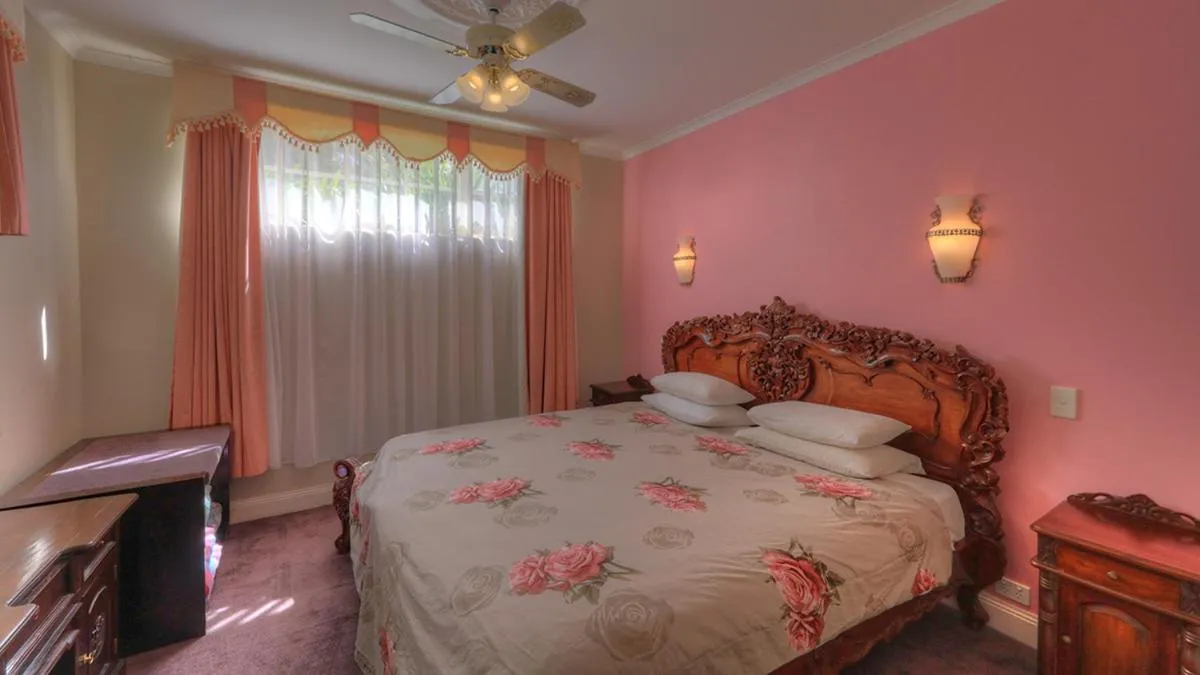 Bed in Hatchers Richmond Manor