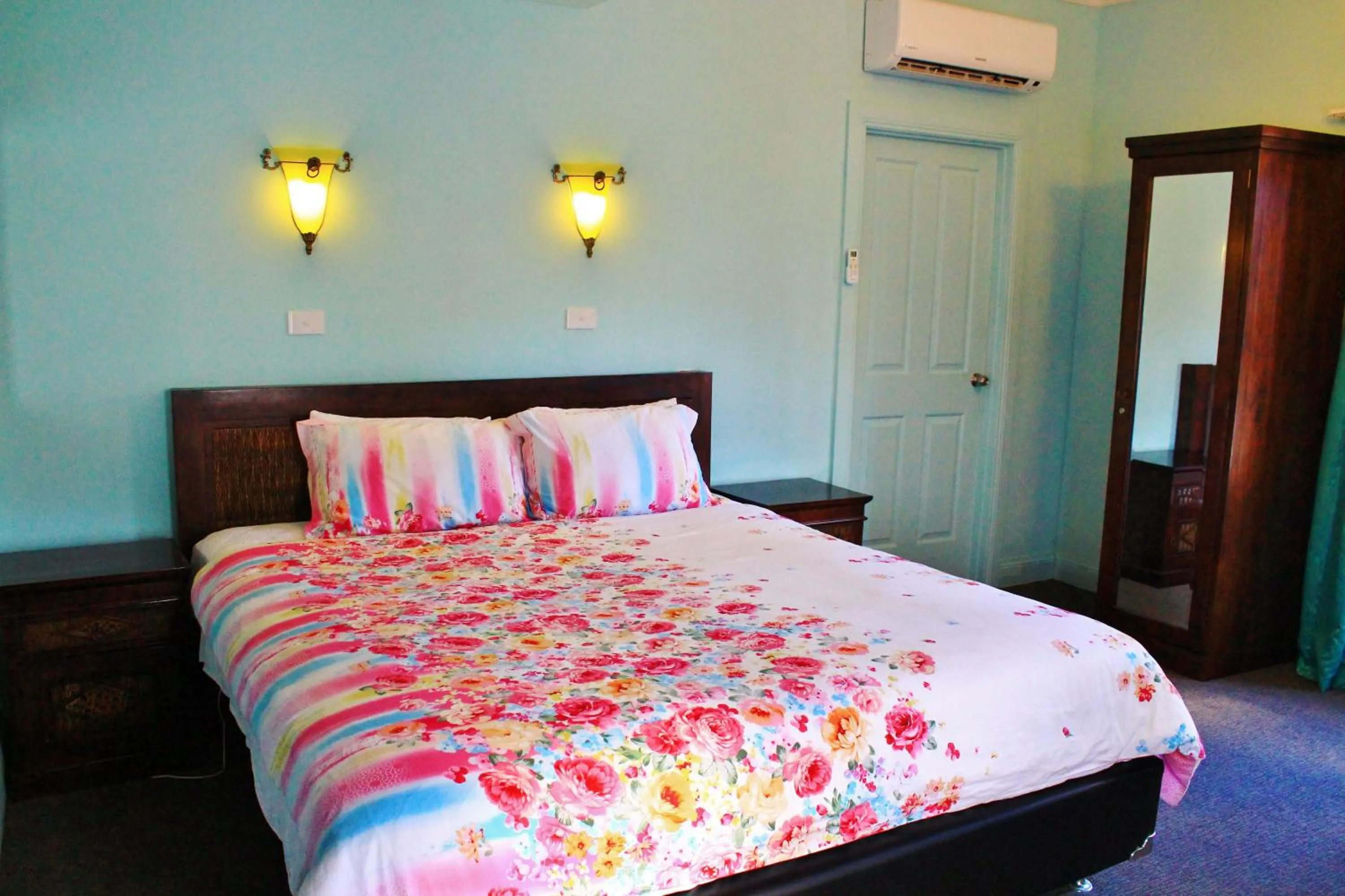 Bed in Hatchers Richmond Manor