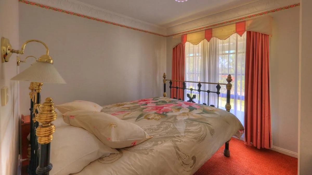 Bed in Hatchers Richmond Manor