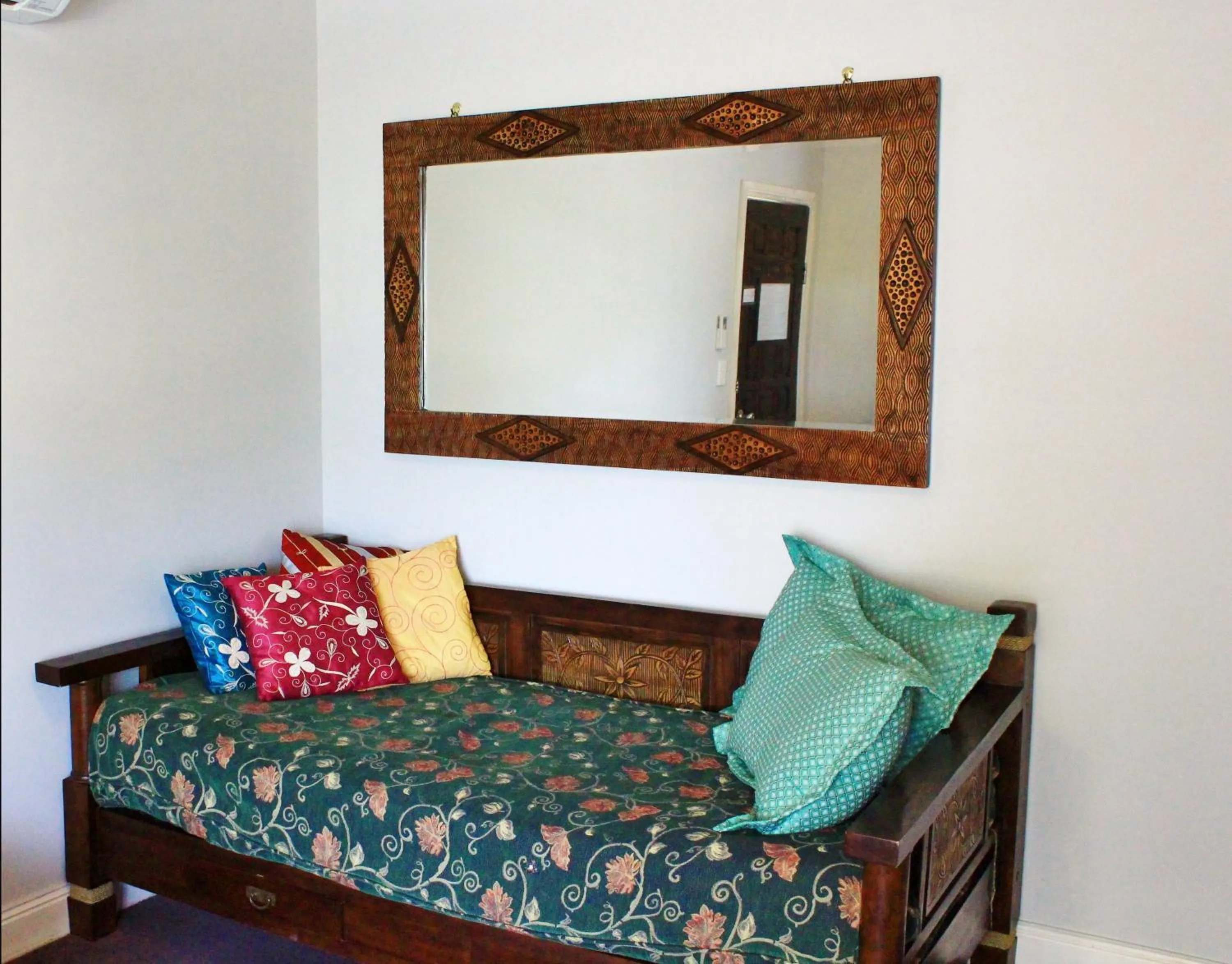 Seating area, Bed in Hatchers Richmond Manor