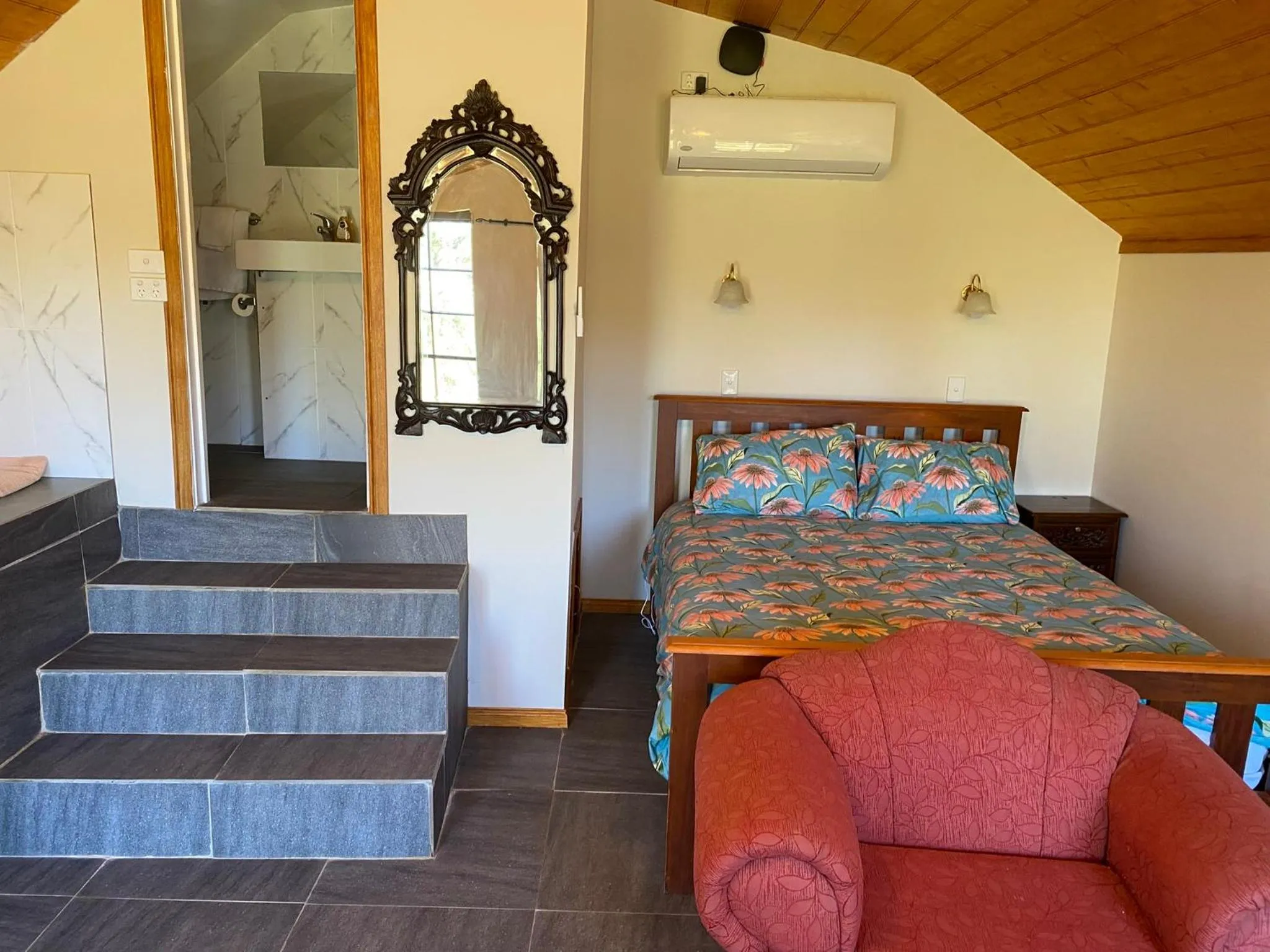 Bed in Hatchers Richmond Manor