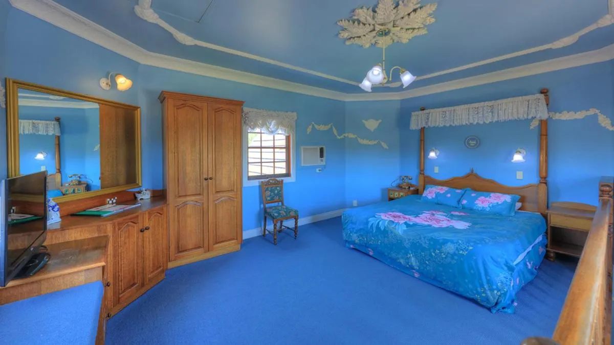 Bed in Hatchers Richmond Manor