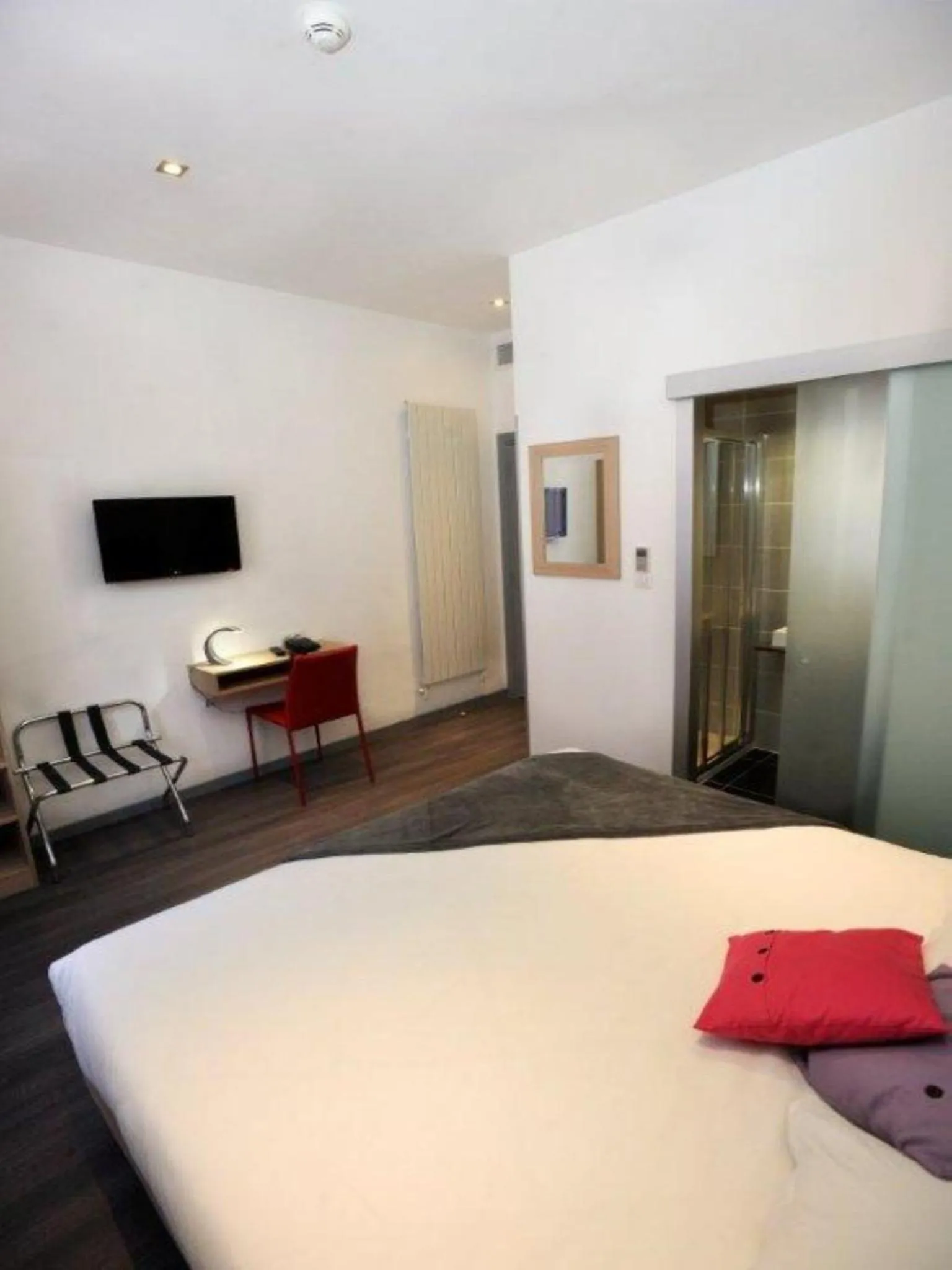 Decorative detail, Bed in Hôtel de France