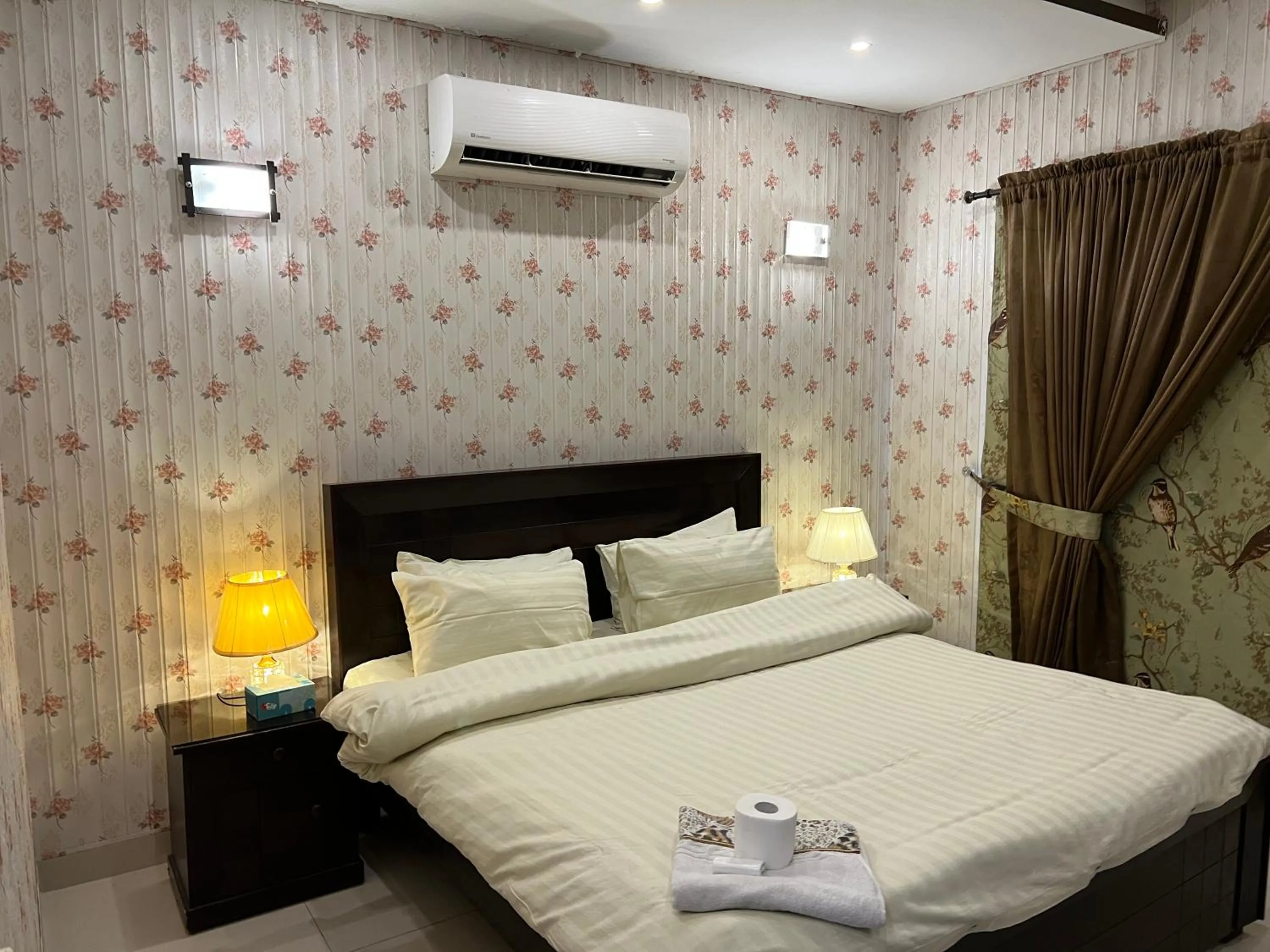 Bed in Vactional Villa Dha Phase 6 Lahore ,Three Bed Room Full House