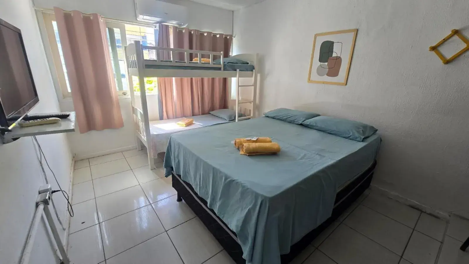 Family Room with Shared Bathroom - single occupancy in Casa da Esquina Pousada Family Room with Shared Bathroom - single occupancy in Casa da Esquina Pousada