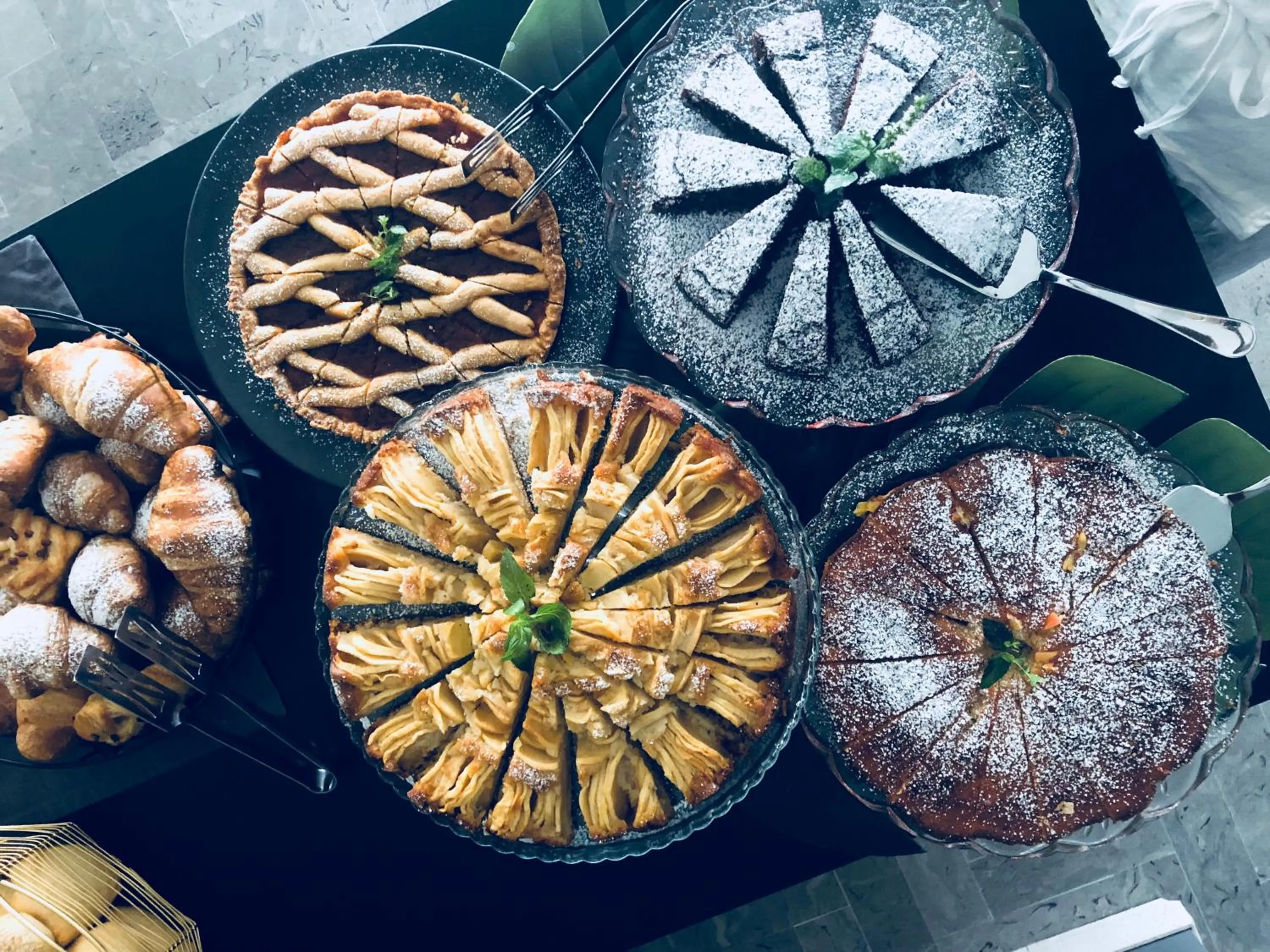 Food and drinks in Hotel Aplo - Breakfast Experience