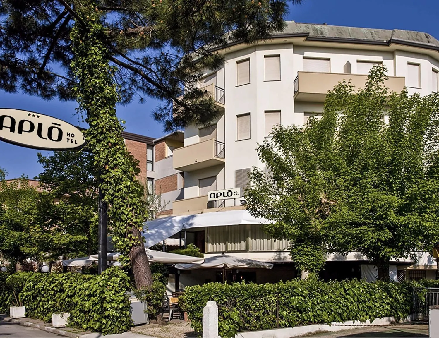 Garden in Hotel Aplo - Breakfast Experience