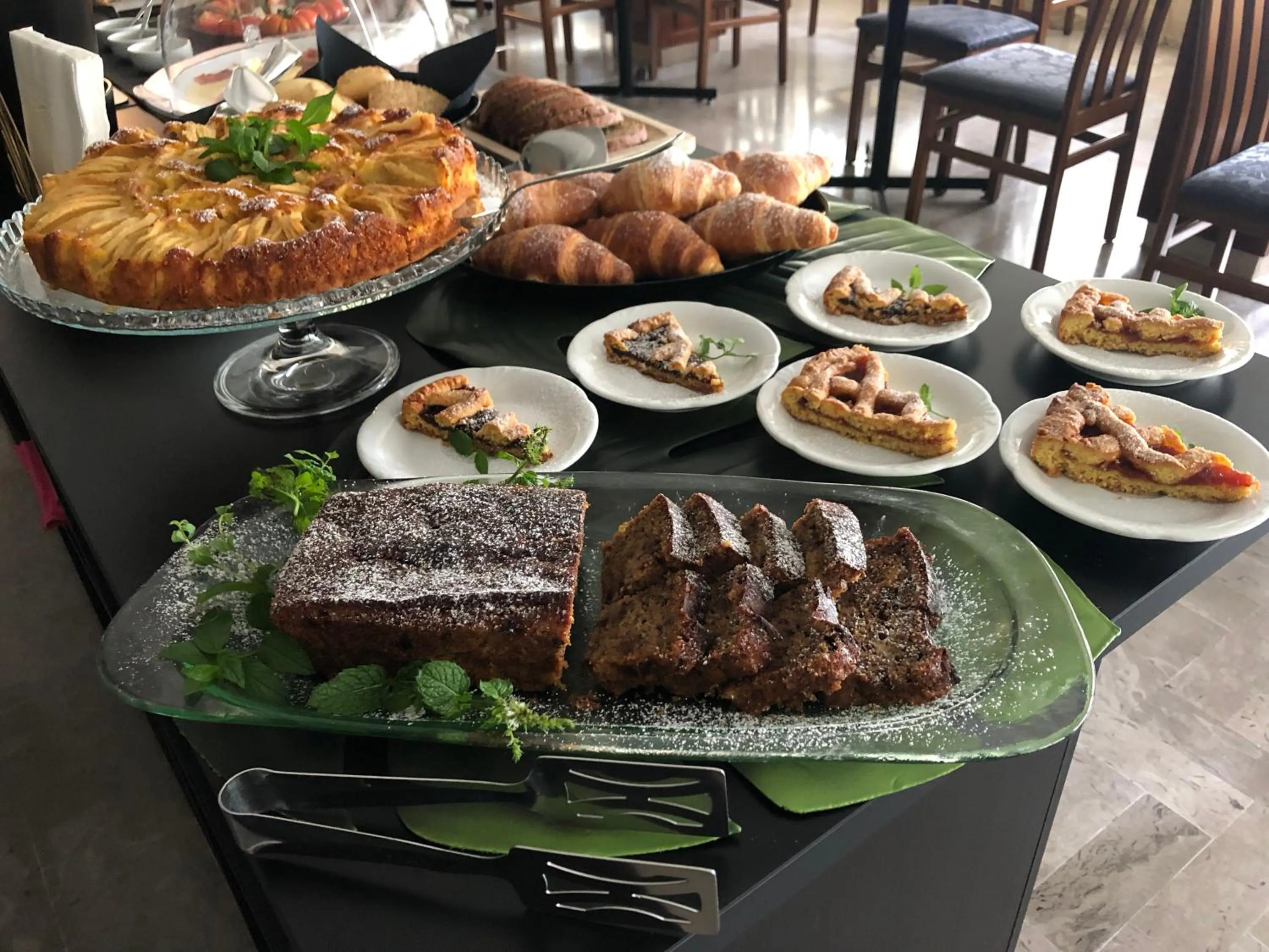 Food and drinks in Hotel Aplo - Breakfast Experience