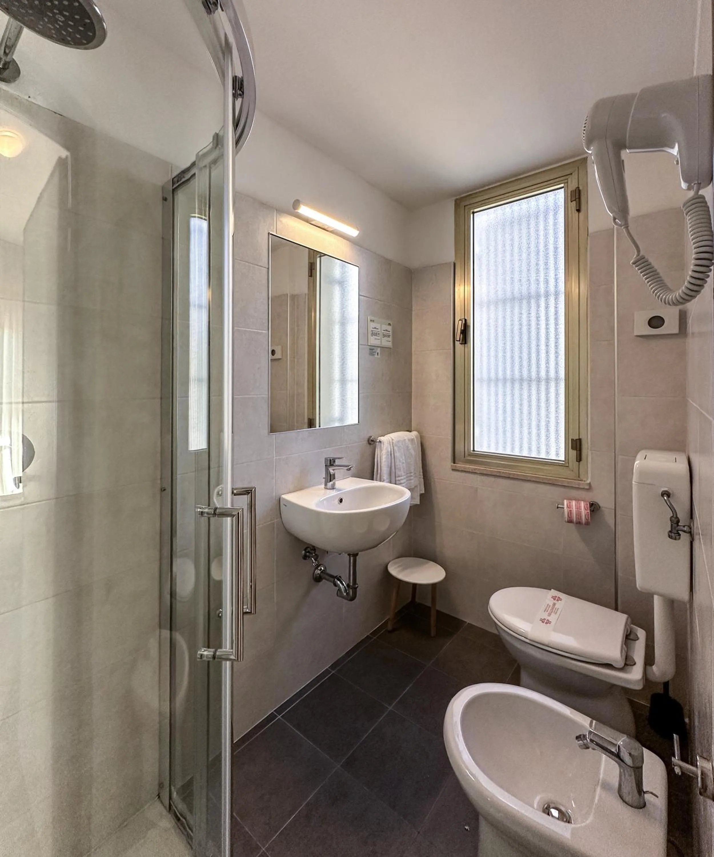 Shower in Hotel Aplo - Breakfast Experience