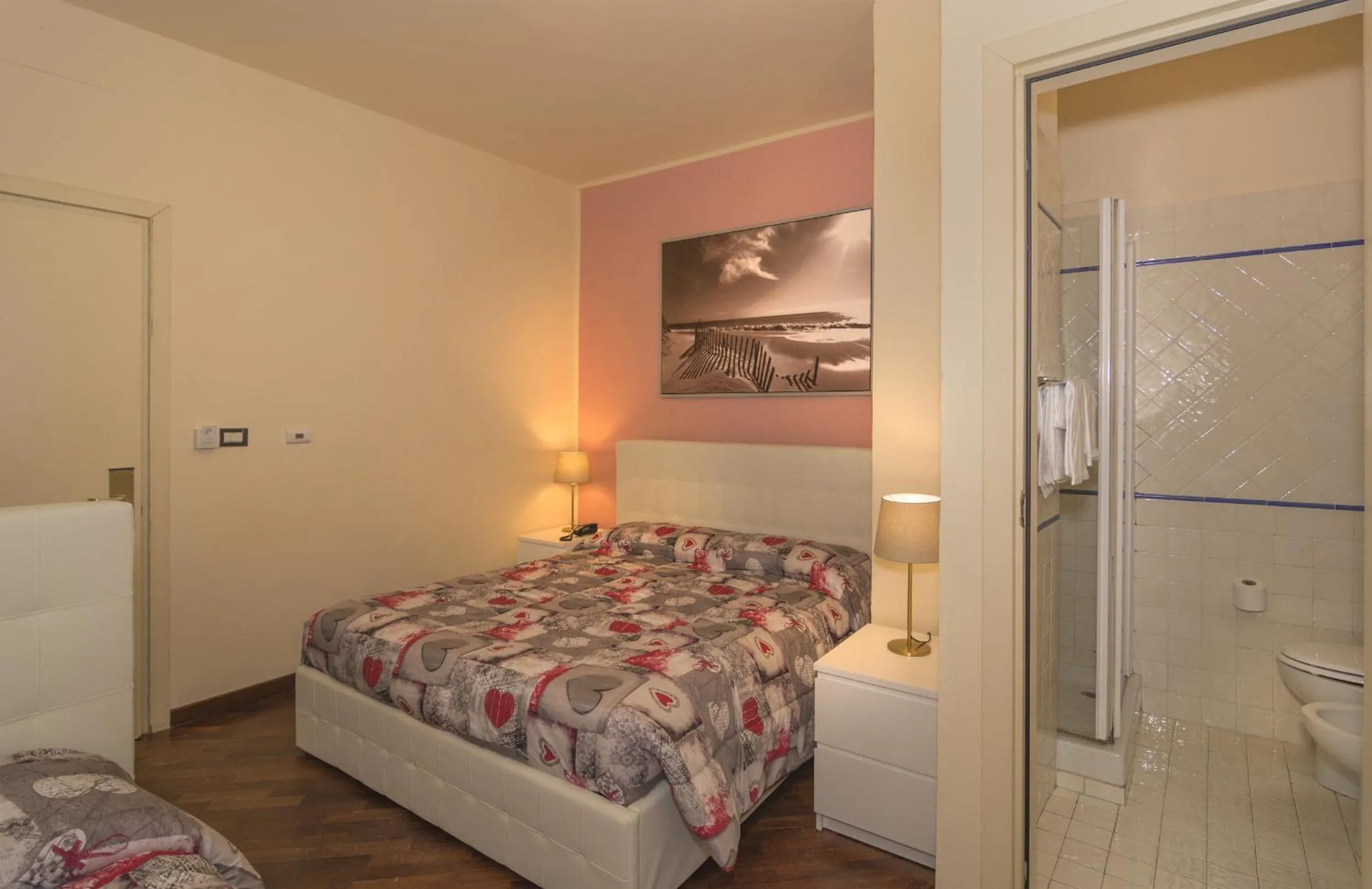 Shower, Bed in Hotel Il Giardino